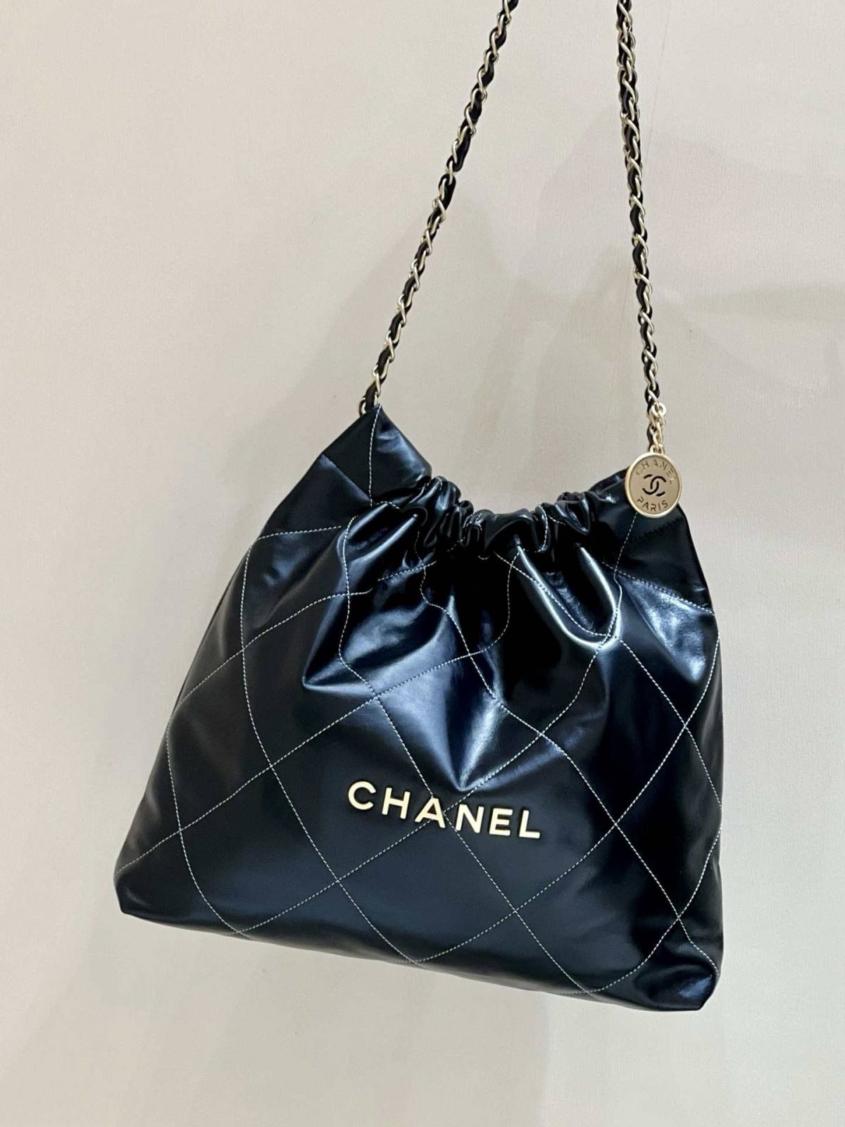 Ellebag’s Masterful Replica: The Black Calfskin Chanel 22 Handbag AS3261 with Gold Hardware(2025 Jan Updated)-Best Quality Fake Louis Vuitton Bag Online Store, Replica designer bag ru