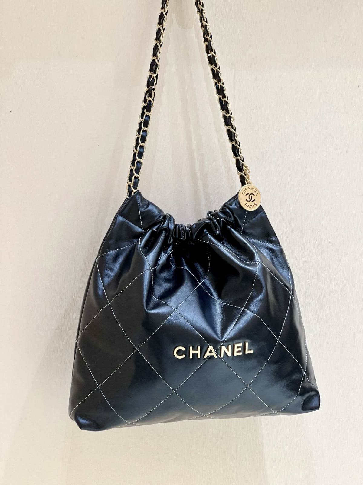 Ellebag’s Masterful Replica: The Black Calfskin Chanel 22 Handbag AS3261 with Gold Hardware(2025 Jan Updated)-Best Quality Fake Louis Vuitton Bag Online Store, Replica designer bag ru