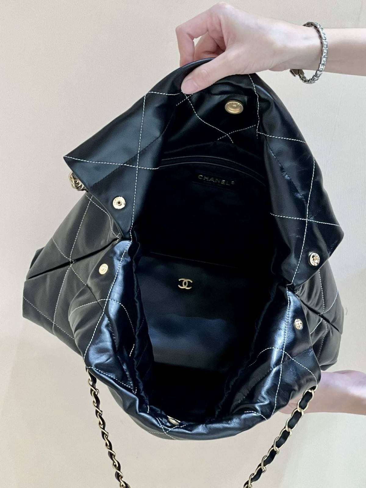 Ellebag’s Masterful Replica: The Black Calfskin Chanel 22 Handbag AS3261 with Gold Hardware(2025 Jan Updated)-Best Quality Fake Louis Vuitton Bag Online Store, Replica designer bag ru