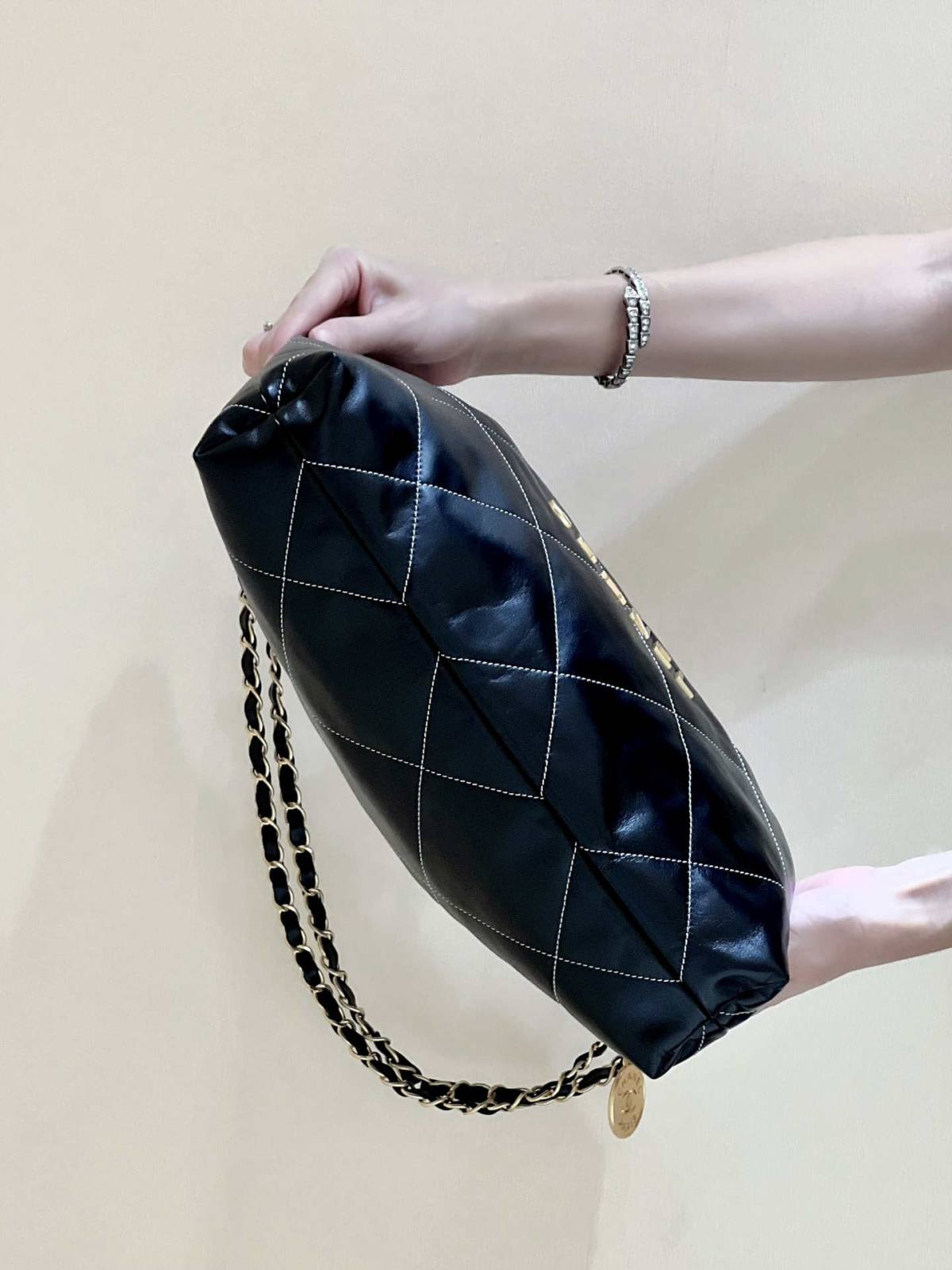 Ellebag’s Masterful Replica: The Black Calfskin Chanel 22 Handbag AS3261 with Gold Hardware(2025 Jan Updated)-Best Quality Fake Louis Vuitton Bag Online Store, Replica designer bag ru