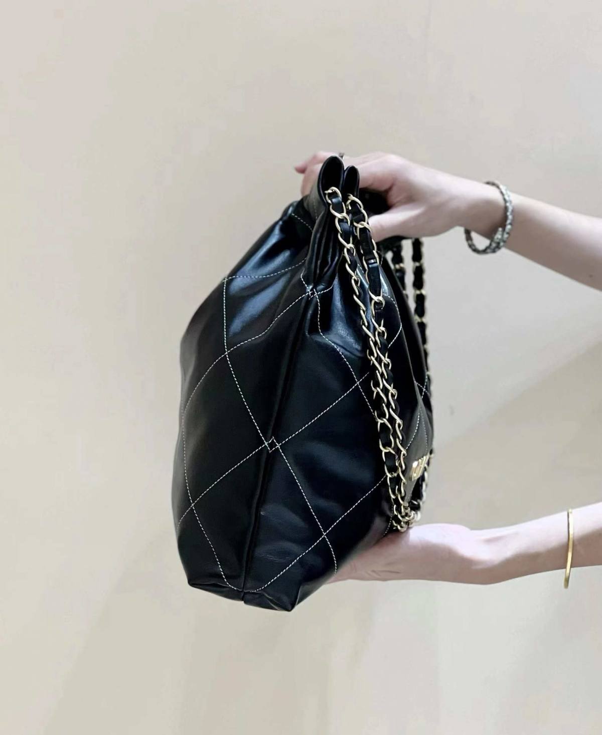 Ellebag’s Masterful Replica: The Black Calfskin Chanel 22 Handbag AS3261 with Gold Hardware(2025 Jan Updated)-Best Quality Fake Louis Vuitton Bag Online Store, Replica designer bag ru