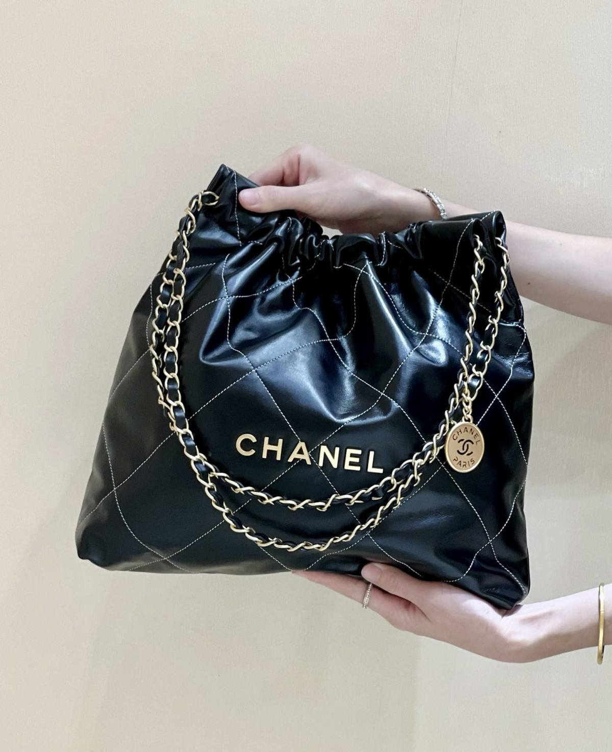 Ellebag’s Masterful Replica: The Black Calfskin Chanel 22 Handbag AS3261 with Gold Hardware(2025 Jan Updated)-Best Quality Fake Louis Vuitton Bag Online Store, Replica designer bag ru