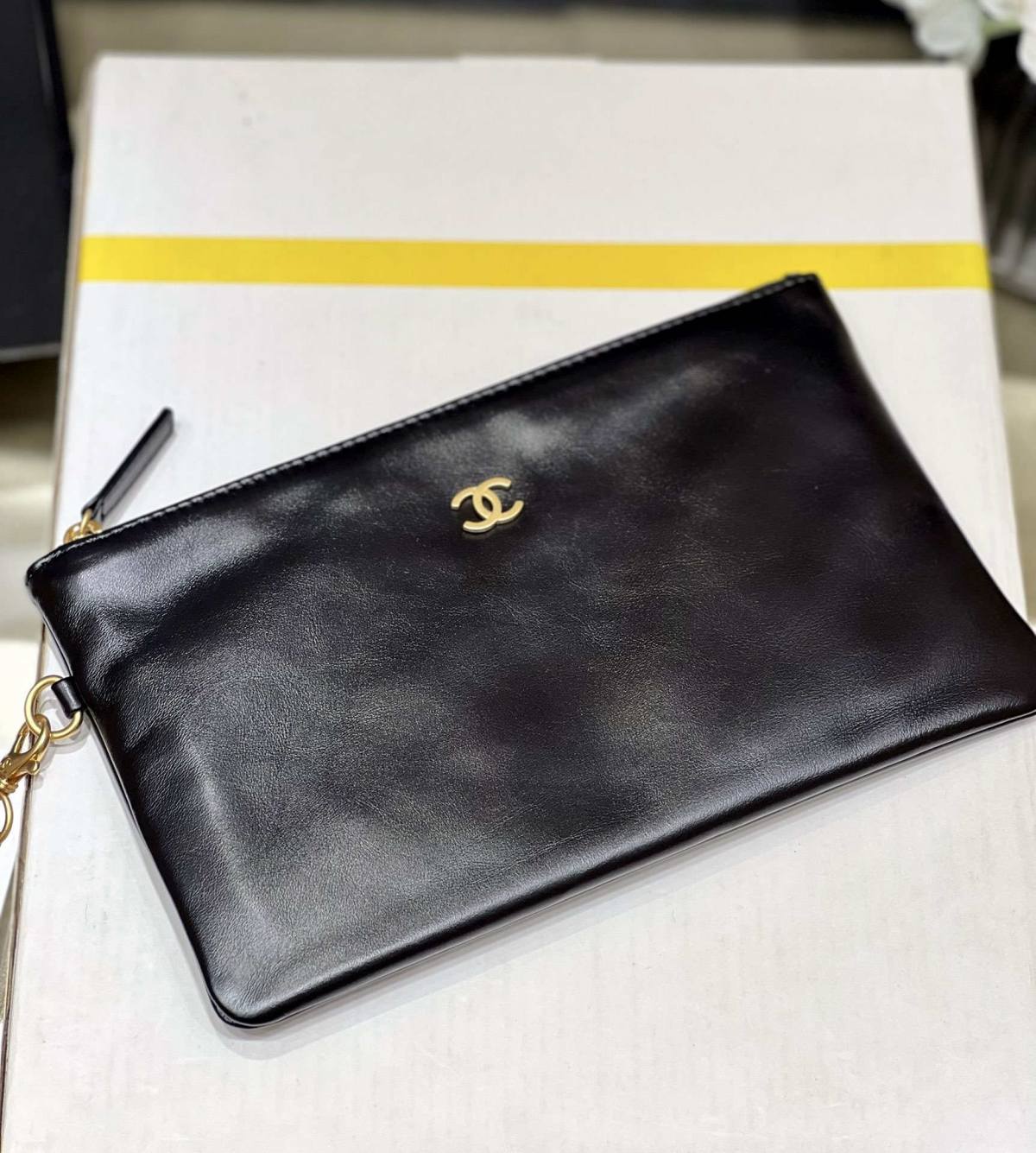 Ellebag’s Masterful Replica: The Black Calfskin Chanel 22 Handbag AS3261 with Gold Hardware(2025 Jan Updated)-Best Quality Fake Louis Vuitton Bag Online Store, Replica designer bag ru