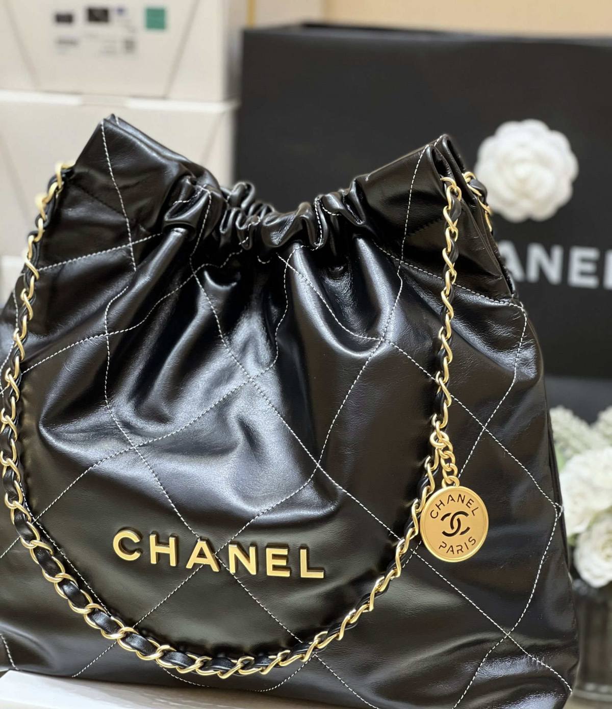 Ellebag’s Masterful Replica: The Black Calfskin Chanel 22 Handbag AS3261 with Gold Hardware(2025 Jan Updated)-Best Quality Fake Louis Vuitton Bag Online Store, Replica designer bag ru