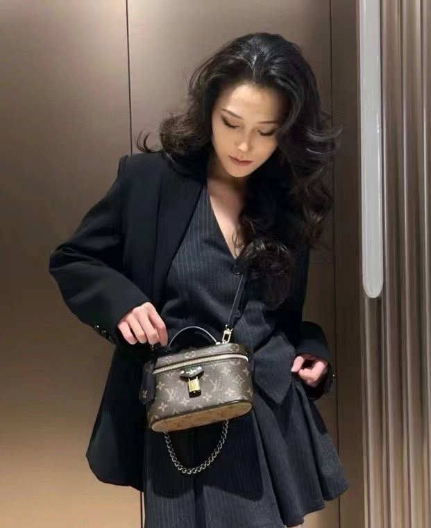 “Ellebag’s 1:1 Replica of Louis Vuitton Vanity Chain 💰ouch Handbag M47125: A Triumph of Craftsmanship”(2025 Jan Updated)-Best Quality Fake Louis Vuitton Bag Online Store, Replica designer bag ru