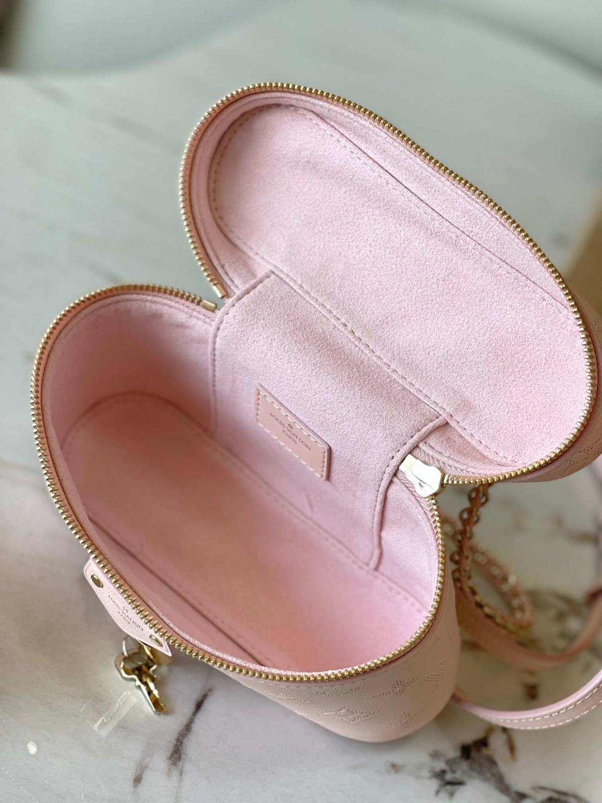 “Ellebag’s 1:1 Replica of Louis Vuitton Vanity Pouch M11298: A Tribute to Timeless Luxury”(2025 Feb Updated)-Yakanakisa Hunhu Fake Louis Vuitton Bag Online Store, Replica dhizaini bag ru