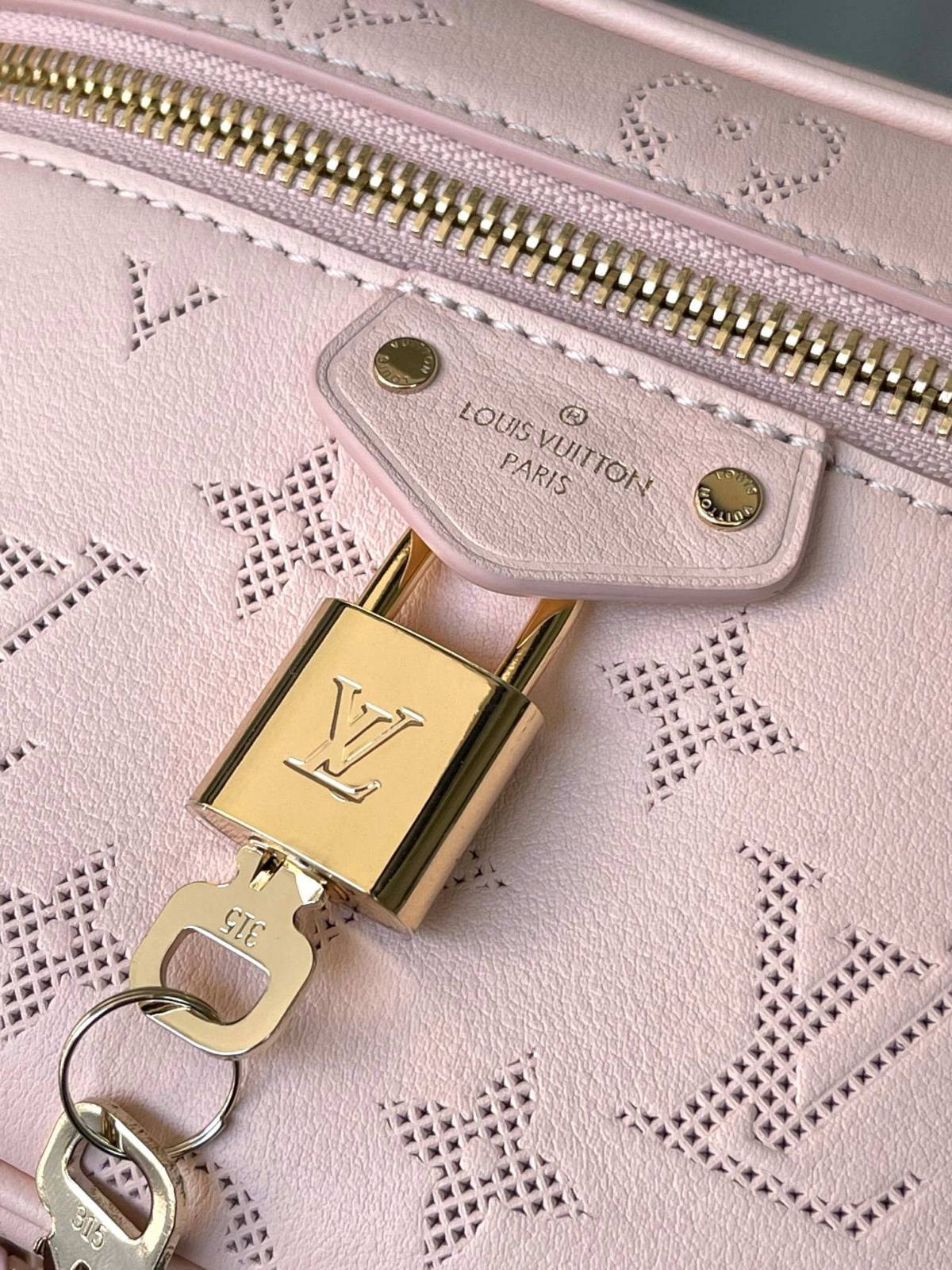 “Ellebag’s 1:1 Replica of Louis Vuitton Vanity Pouch M11298: A Tribute to Timeless Luxury”(2025 Feb Updated)-Yakanakisa Hunhu Fake Louis Vuitton Bag Online Store, Replica dhizaini bag ru