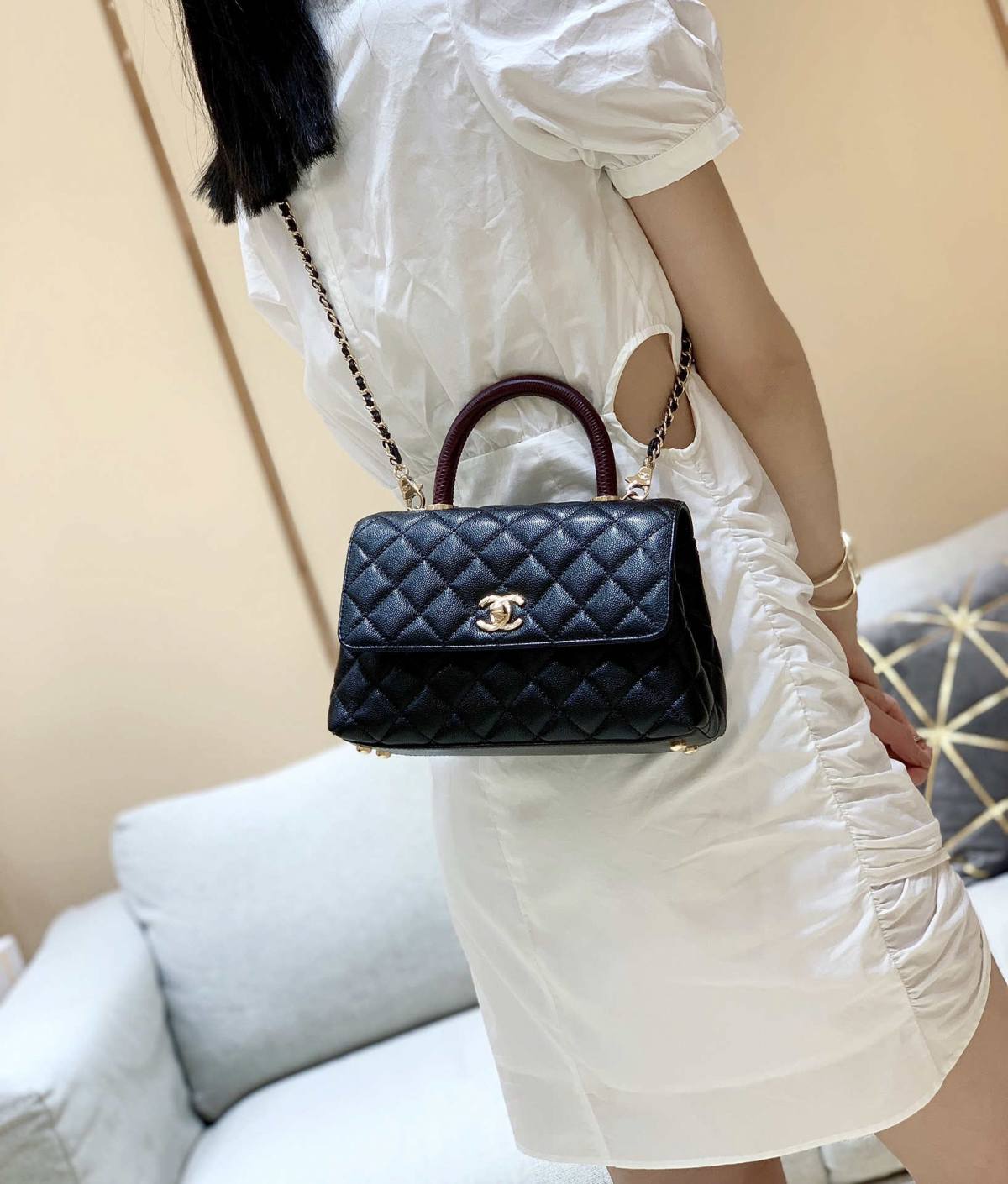 Ellebag’s Masterful Replica: The Black Chanel Coco Handle 22P with Deep Red Handle and Champagne Gold Hardware(2025 Feb Updated)-Nejkvalitnější falešná taška Louis Vuitton Online Store, Replica designer bag ru