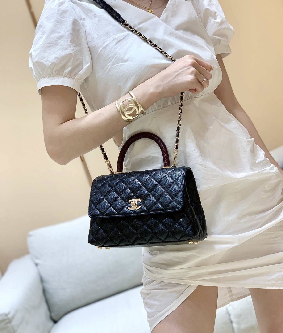 Ellebag’s Masterful Replica: The Black Chanel Coco Handle 22P with Deep Red Handle and Champagne Gold Hardware(2025 Feb Updated)-Nejkvalitnější falešná taška Louis Vuitton Online Store, Replica designer bag ru