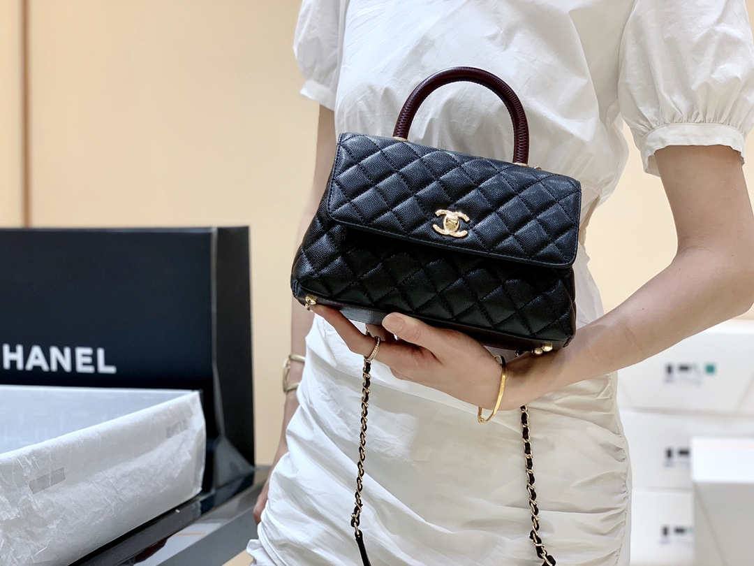 Ellebag’s Masterful Replica: The Black Chanel Coco Handle 22P with Deep Red Handle and Champagne Gold Hardware(2025 Feb Updated)-Nejkvalitnější falešná taška Louis Vuitton Online Store, Replica designer bag ru