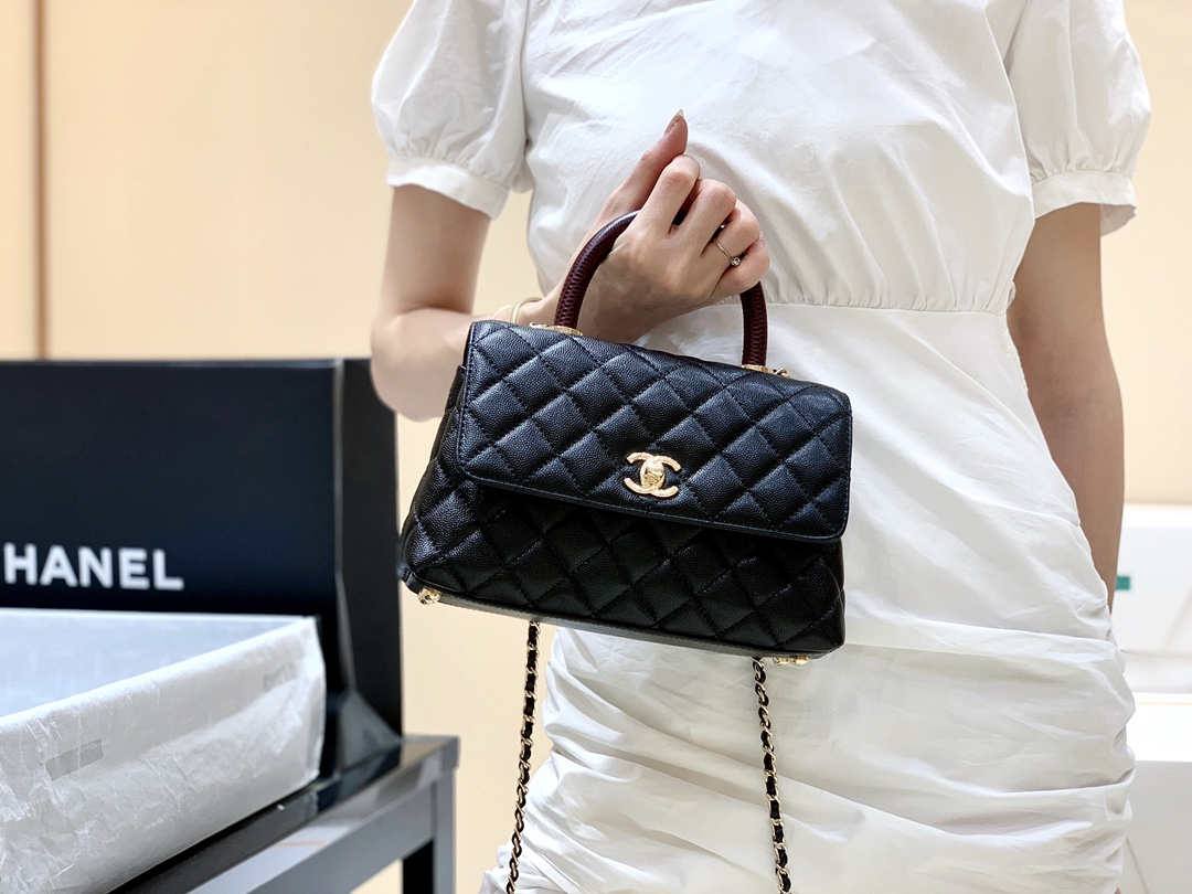 Ellebag’s Masterful Replica: The Black Chanel Coco Handle 22P with Deep Red Handle and Champagne Gold Hardware(2025 Feb Updated)-Nejkvalitnější falešná taška Louis Vuitton Online Store, Replica designer bag ru