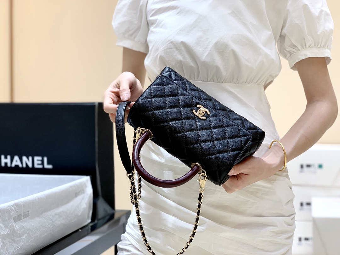 Ellebag’s Masterful Replica: The Black Chanel Coco Handle 22P with Deep Red Handle and Champagne Gold Hardware(2025 Feb Updated)-Nejkvalitnější falešná taška Louis Vuitton Online Store, Replica designer bag ru