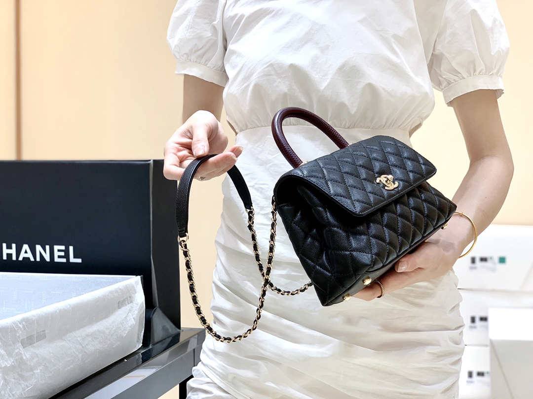 Ellebag’s Masterful Replica: The Black Chanel Coco Handle 22P with Deep Red Handle and Champagne Gold Hardware(2025 Feb Updated)-Nejkvalitnější falešná taška Louis Vuitton Online Store, Replica designer bag ru