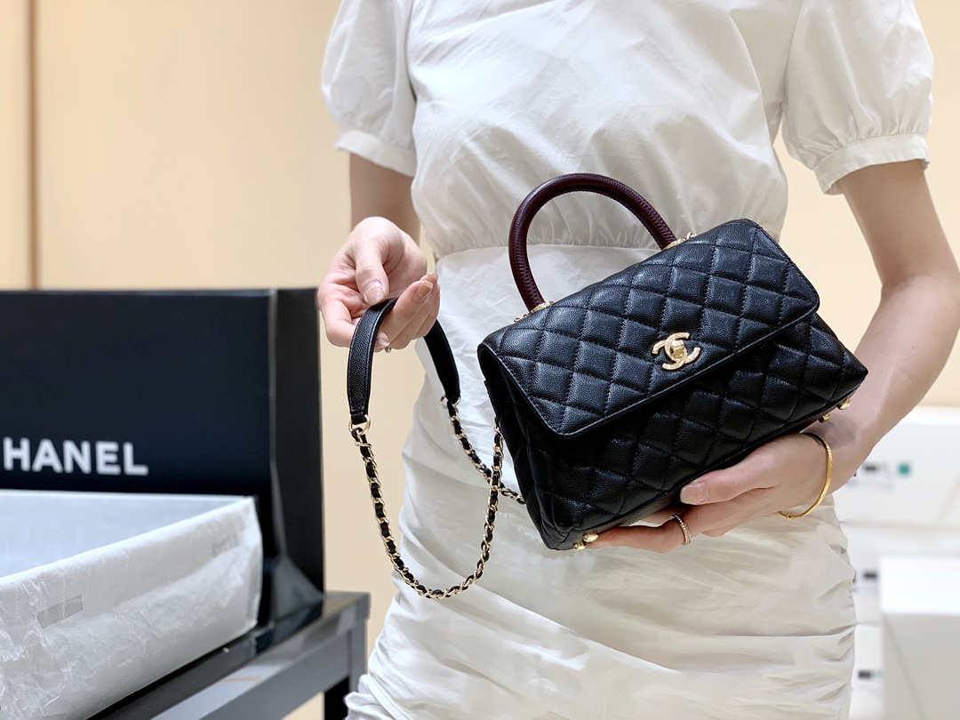 Ellebag’s Masterful Replica: The Black Chanel Coco Handle 22P with Deep Red Handle and Champagne Gold Hardware(2025 Feb Updated)-Nejkvalitnější falešná taška Louis Vuitton Online Store, Replica designer bag ru