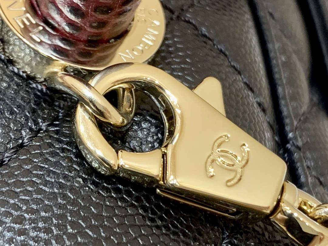 Ellebag’s Masterful Replica: The Black Chanel Coco Handle 22P with Deep Red Handle and Champagne Gold Hardware(2025 Feb Updated)-Nejkvalitnější falešná taška Louis Vuitton Online Store, Replica designer bag ru