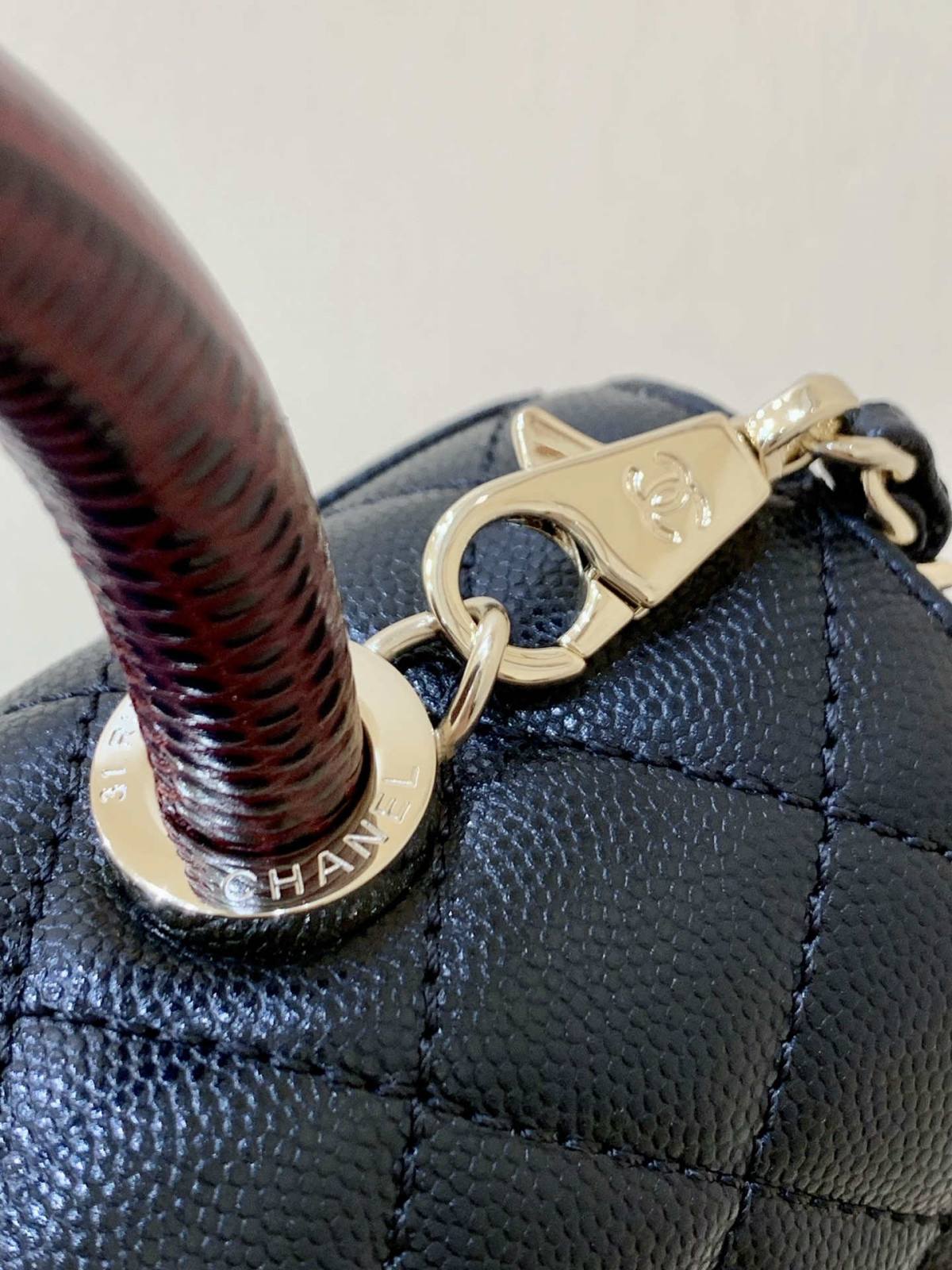 Ellebag’s Masterful Replica: The Black Chanel Coco Handle 22P with Deep Red Handle and Champagne Gold Hardware(2025 Feb Updated)-Nejkvalitnější falešná taška Louis Vuitton Online Store, Replica designer bag ru