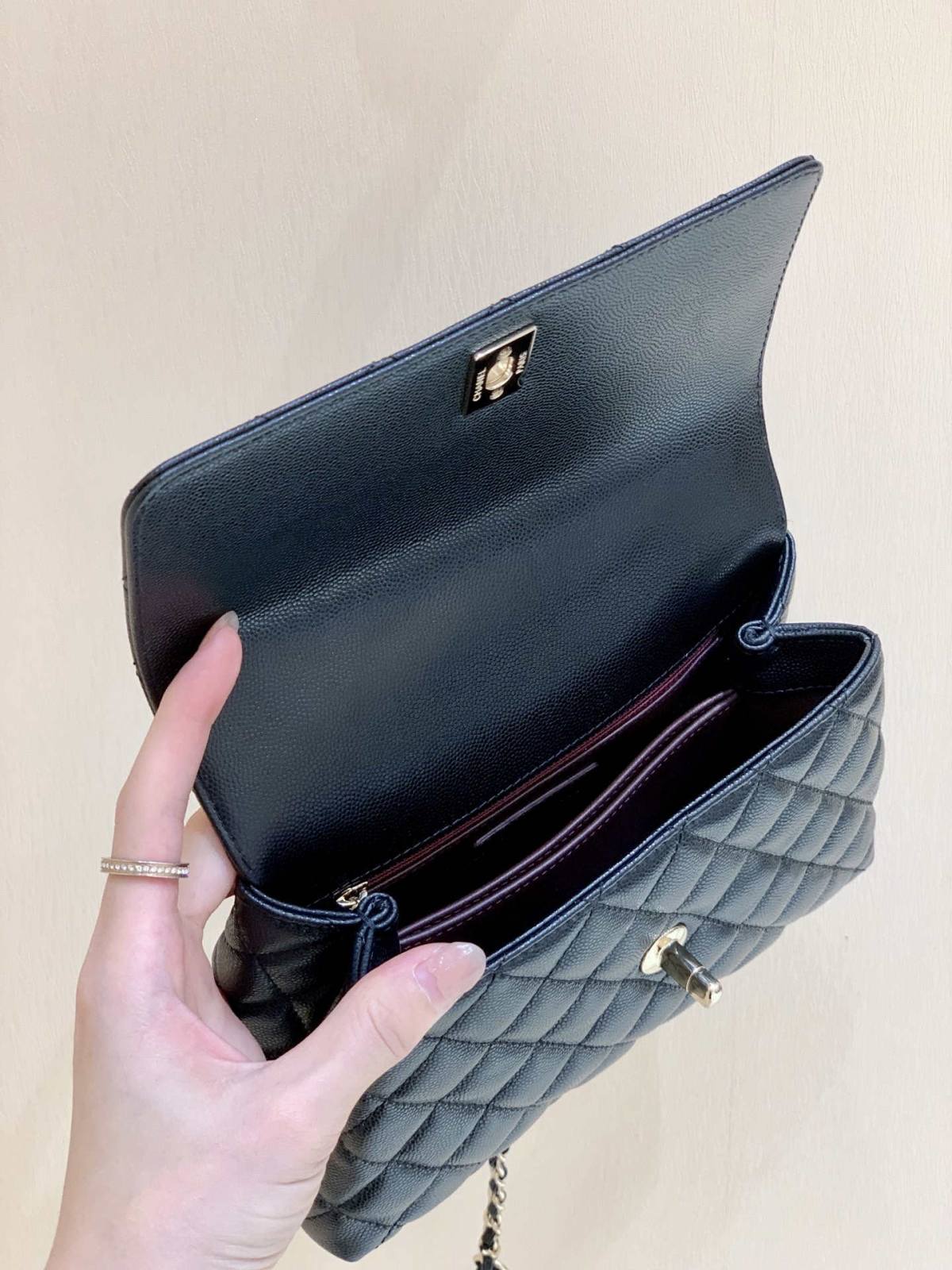 Ellebag’s Masterful Replica: The Black Chanel Coco Handle 22P with Deep Red Handle and Champagne Gold Hardware(2025 Feb Updated)-Nejkvalitnější falešná taška Louis Vuitton Online Store, Replica designer bag ru