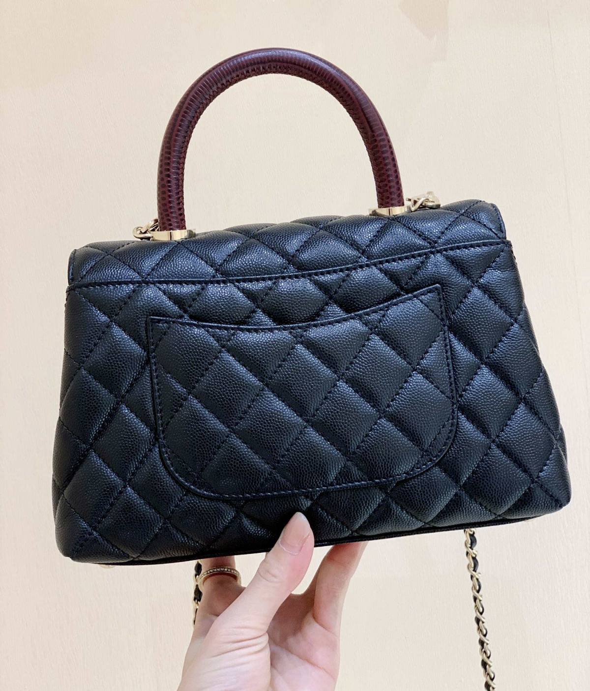 Ellebag’s Masterful Replica: The Black Chanel Coco Handle 22P with Deep Red Handle and Champagne Gold Hardware(2025 Feb Updated)-Nejkvalitnější falešná taška Louis Vuitton Online Store, Replica designer bag ru