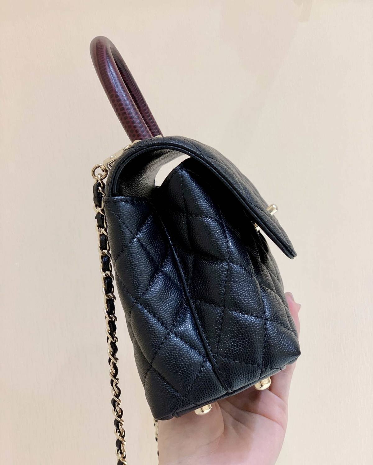 Ellebag’s Masterful Replica: The Black Chanel Coco Handle 22P with Deep Red Handle and Champagne Gold Hardware(2025 Feb Updated)-Nejkvalitnější falešná taška Louis Vuitton Online Store, Replica designer bag ru