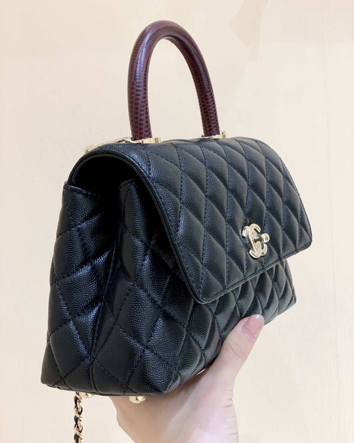 Ellebag’s Masterful Replica: The Black Chanel Coco Handle 22P with Deep Red Handle and Champagne Gold Hardware(2025 Feb Updated)-Nejkvalitnější falešná taška Louis Vuitton Online Store, Replica designer bag ru