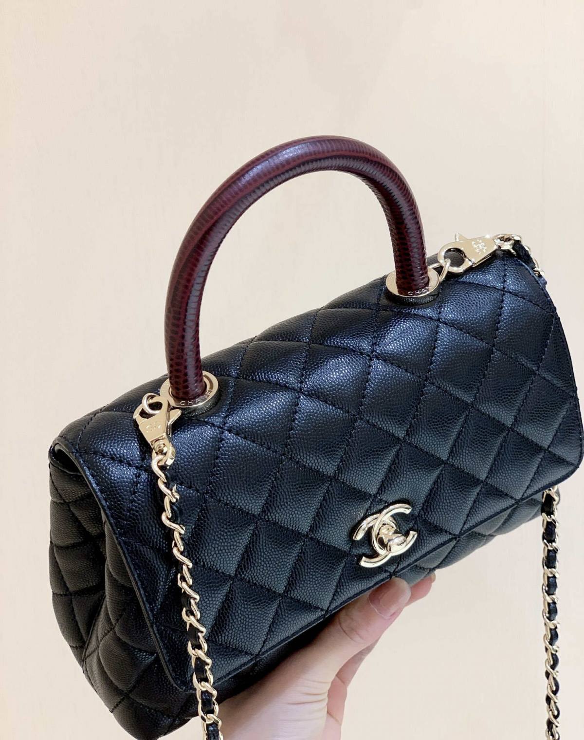 Ellebag’s Masterful Replica: The Black Chanel Coco Handle 22P with Deep Red Handle and Champagne Gold Hardware(2025 Feb Updated)-Nejkvalitnější falešná taška Louis Vuitton Online Store, Replica designer bag ru