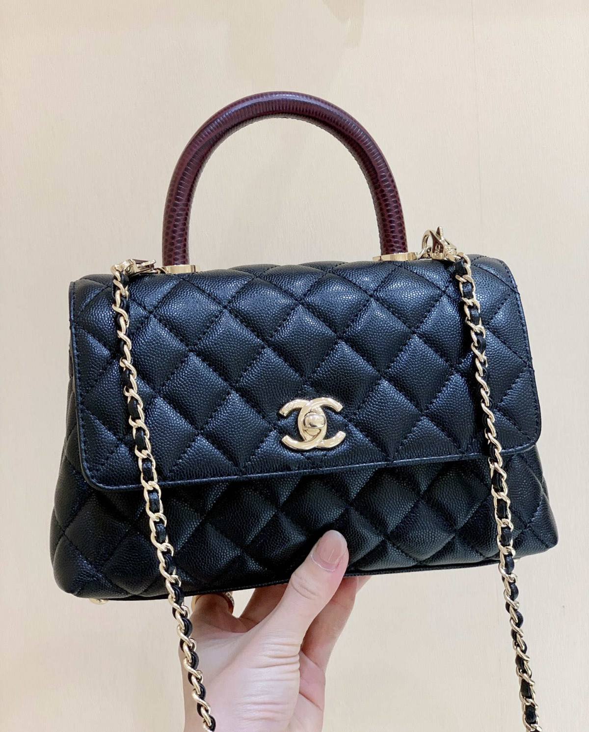 Ellebag’s Masterful Replica: The Black Chanel Coco Handle 22P with Deep Red Handle and Champagne Gold Hardware(2025 Feb Updated)-Nejkvalitnější falešná taška Louis Vuitton Online Store, Replica designer bag ru