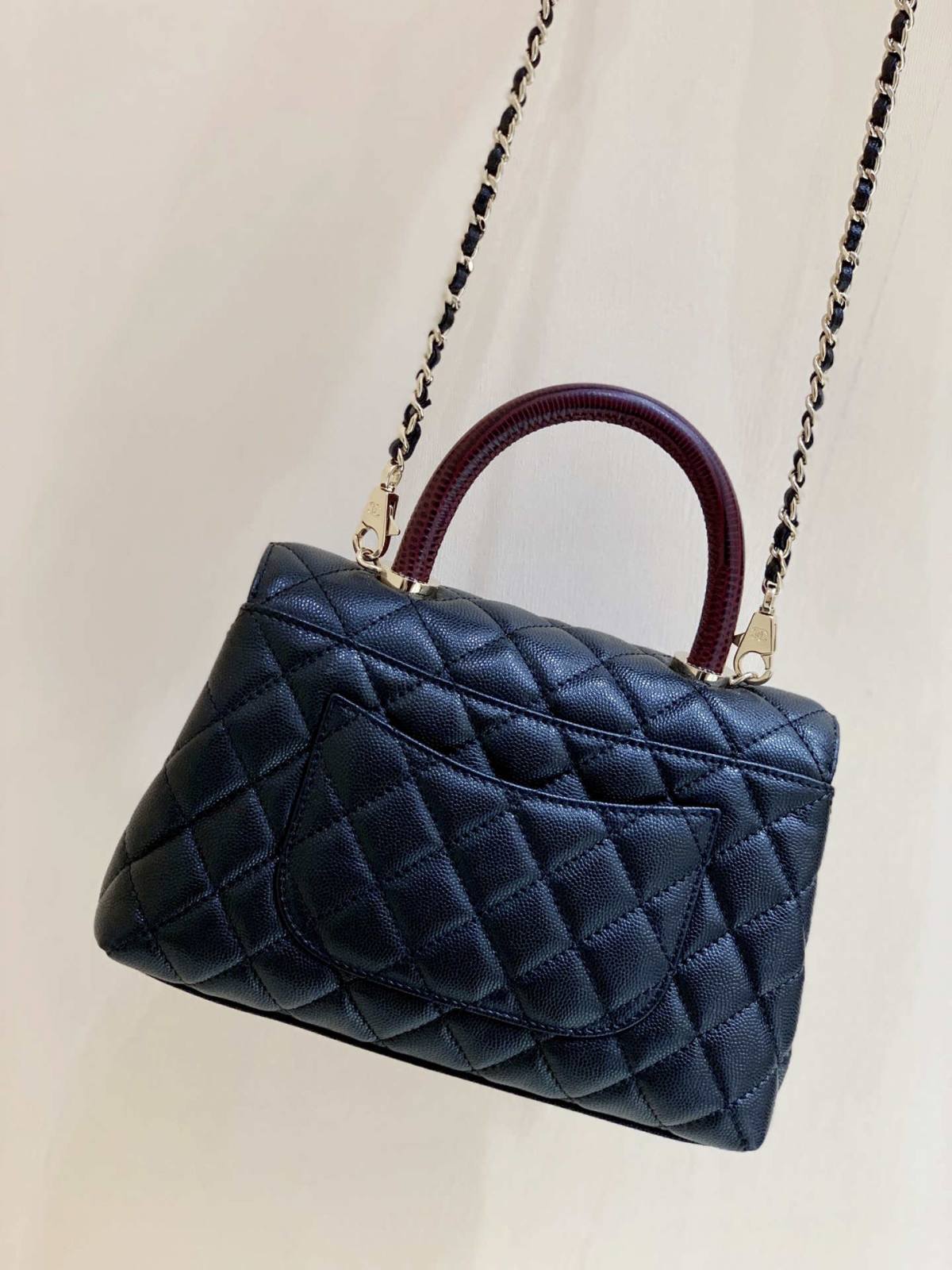 Ellebag’s Masterful Replica: The Black Chanel Coco Handle 22P with Deep Red Handle and Champagne Gold Hardware(2025 Feb Updated)-Nejkvalitnější falešná taška Louis Vuitton Online Store, Replica designer bag ru