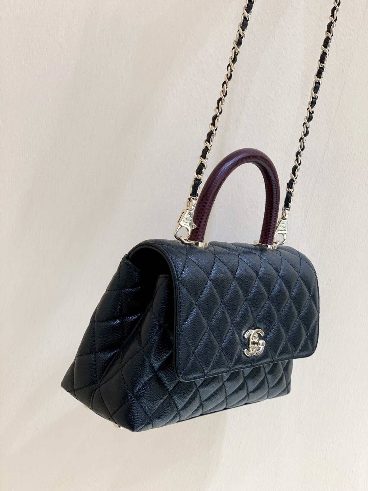 Ellebag’s Masterful Replica: The Black Chanel Coco Handle 22P with Deep Red Handle and Champagne Gold Hardware(2025 Feb Updated)-Nejkvalitnější falešná taška Louis Vuitton Online Store, Replica designer bag ru