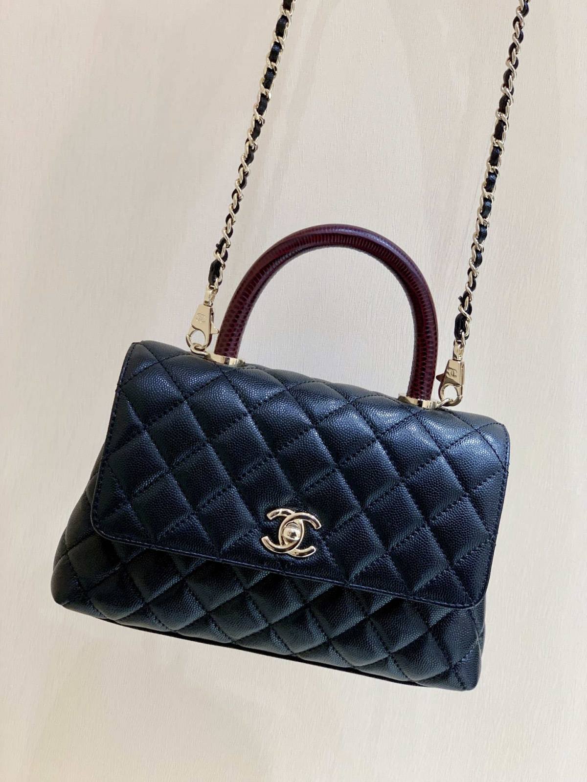 Ellebag’s Masterful Replica: The Black Chanel Coco Handle 22P with Deep Red Handle and Champagne Gold Hardware(2025 Feb Updated)-Nejkvalitnější falešná taška Louis Vuitton Online Store, Replica designer bag ru