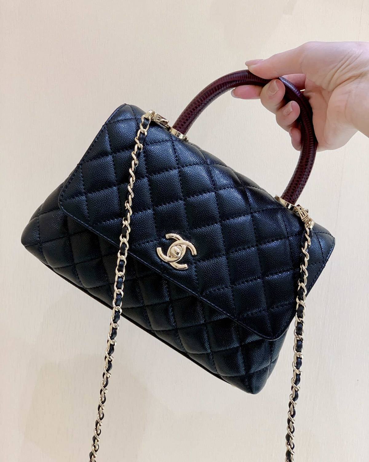 Ellebag’s Masterful Replica: The Black Chanel Coco Handle 22P with Deep Red Handle and Champagne Gold Hardware(2025 Feb Updated)-Nejkvalitnější falešná taška Louis Vuitton Online Store, Replica designer bag ru