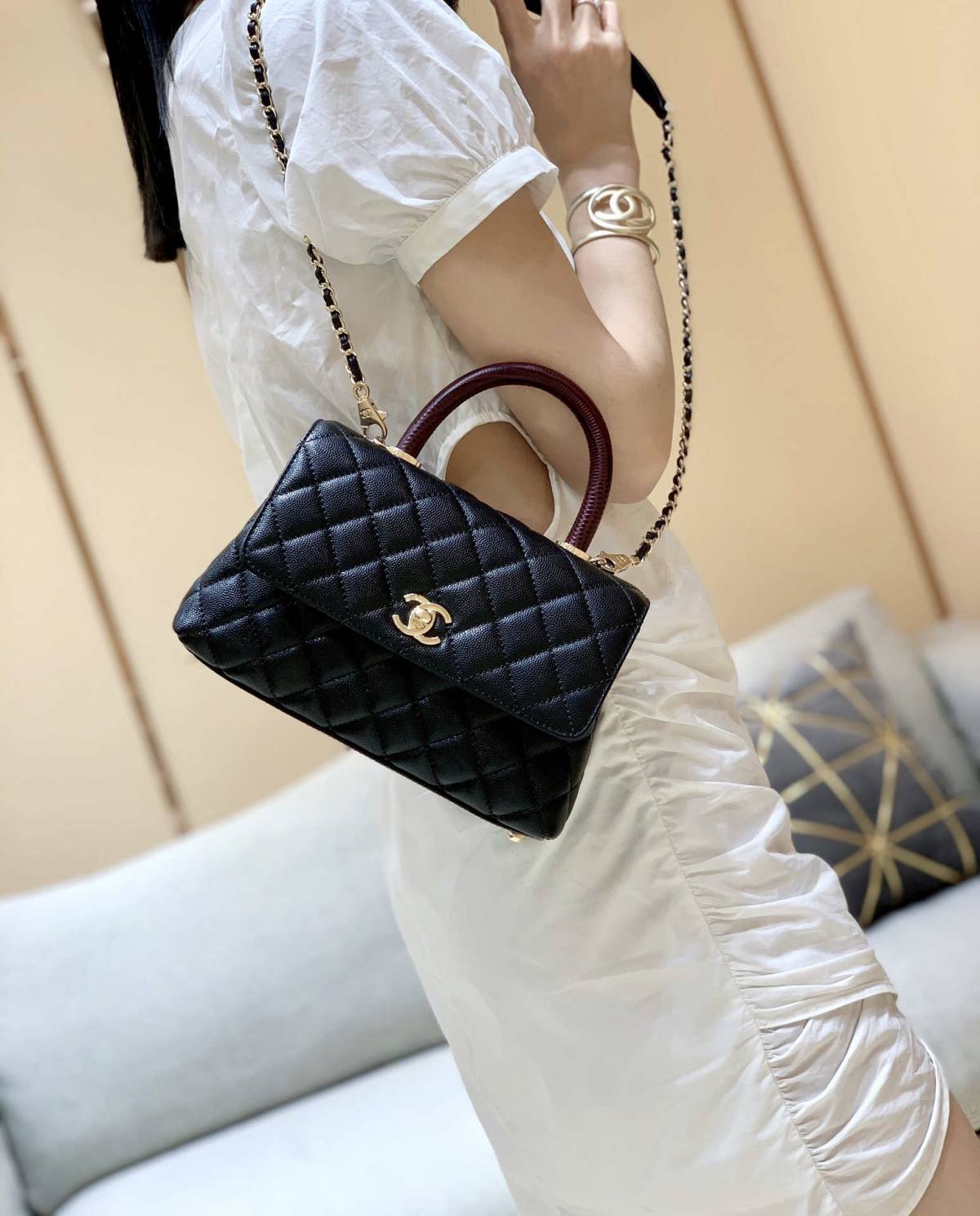 Ellebag’s Masterful Replica: The Black Chanel Coco Handle 22P with Deep Red Handle and Champagne Gold Hardware(2025 Feb Updated)-Nejkvalitnější falešná taška Louis Vuitton Online Store, Replica designer bag ru