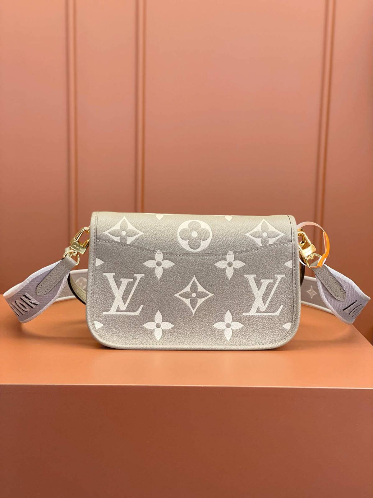 Ellebag’s Craftsmanship Story: 1:1 Replica of the M46583 Louis Vuitton Diane Handbag (2025 Feb Updated)-Լավագույն որակի կեղծ Louis Vuitton պայուսակների առցանց խանութ, Replica դիզայներական պայուսակ ru