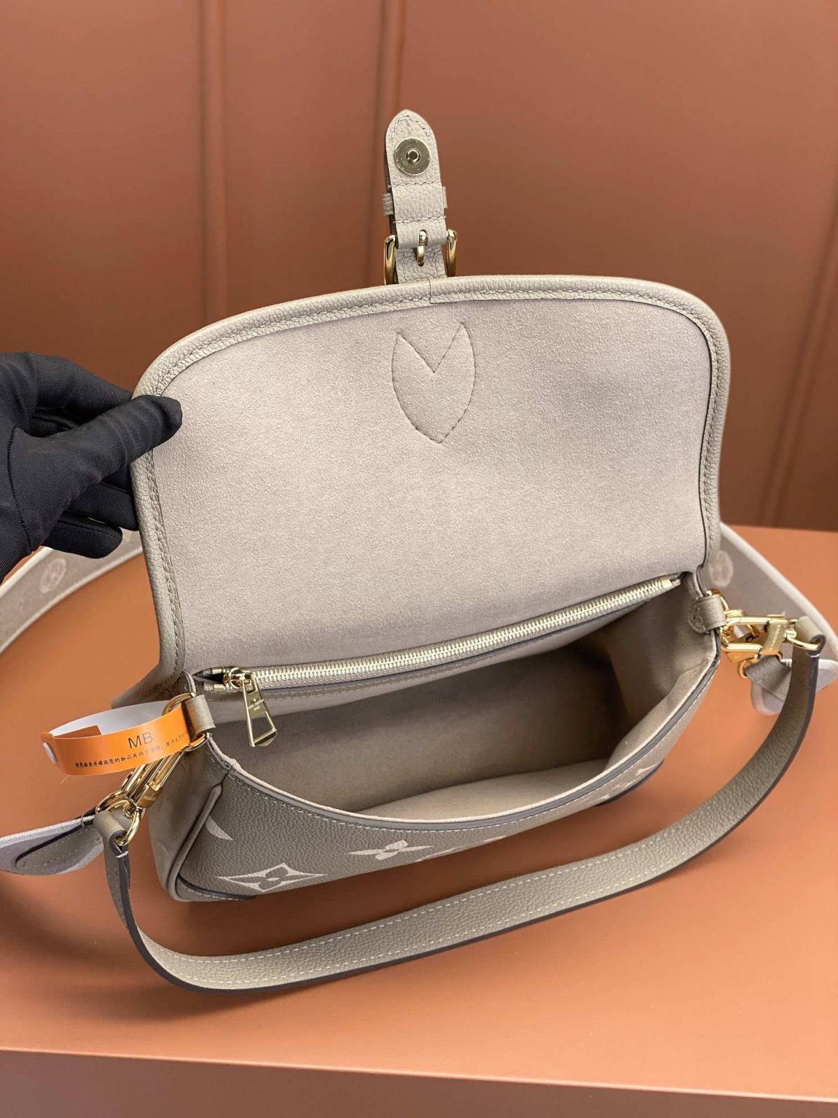 Ellebag’s Craftsmanship Story: 1:1 Replica of the M46583 Louis Vuitton Diane Handbag (2025 Feb Updated)-Լավագույն որակի կեղծ Louis Vuitton պայուսակների առցանց խանութ, Replica դիզայներական պայուսակ ru