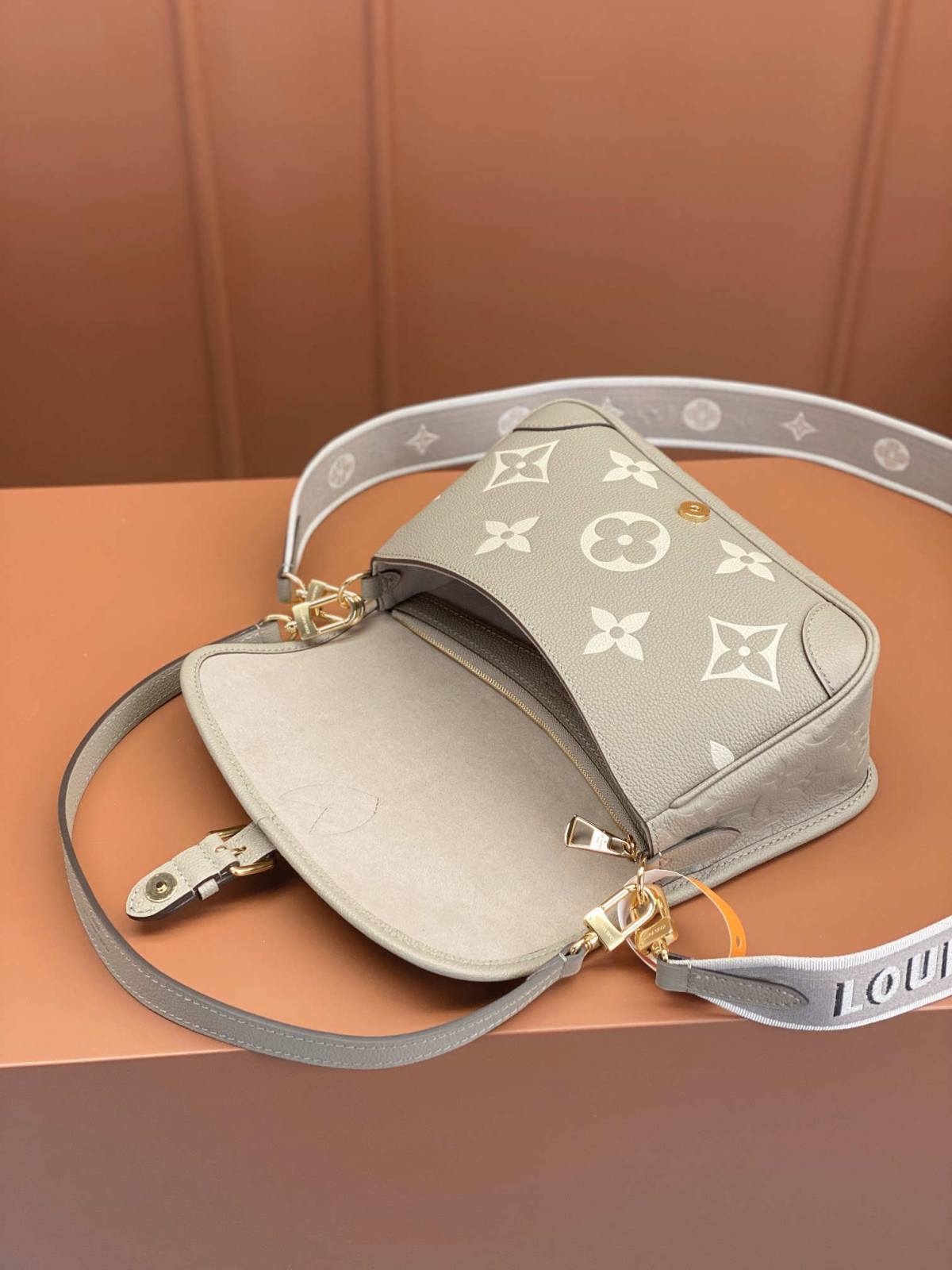 Ellebag’s Craftsmanship Story: 1:1 Replica of the M46583 Louis Vuitton Diane Handbag (2025 Feb Updated)-Լավագույն որակի կեղծ Louis Vuitton պայուսակների առցանց խանութ, Replica դիզայներական պայուսակ ru