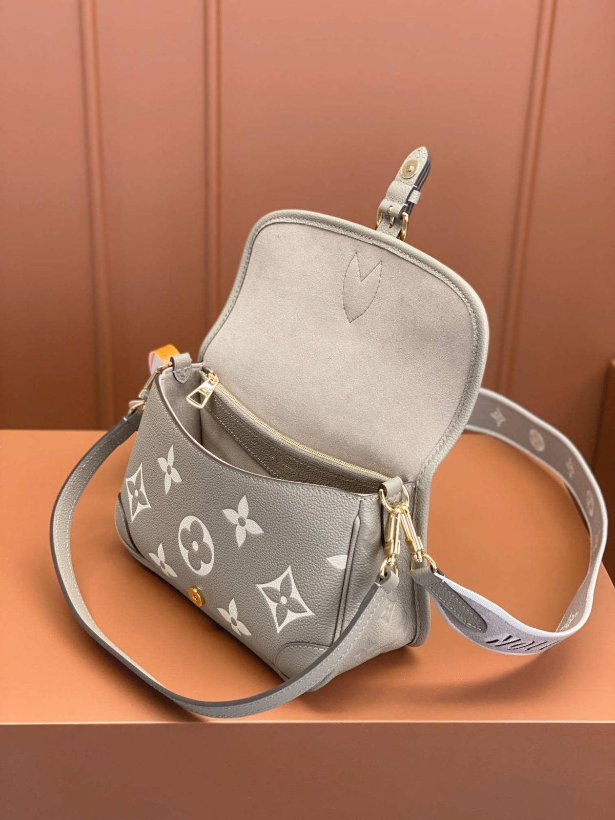 Ellebag’s Craftsmanship Story: 1:1 Replica of the M46583 Louis Vuitton Diane Handbag (2025 Feb Updated)-Լավագույն որակի կեղծ Louis Vuitton պայուսակների առցանց խանութ, Replica դիզայներական պայուսակ ru