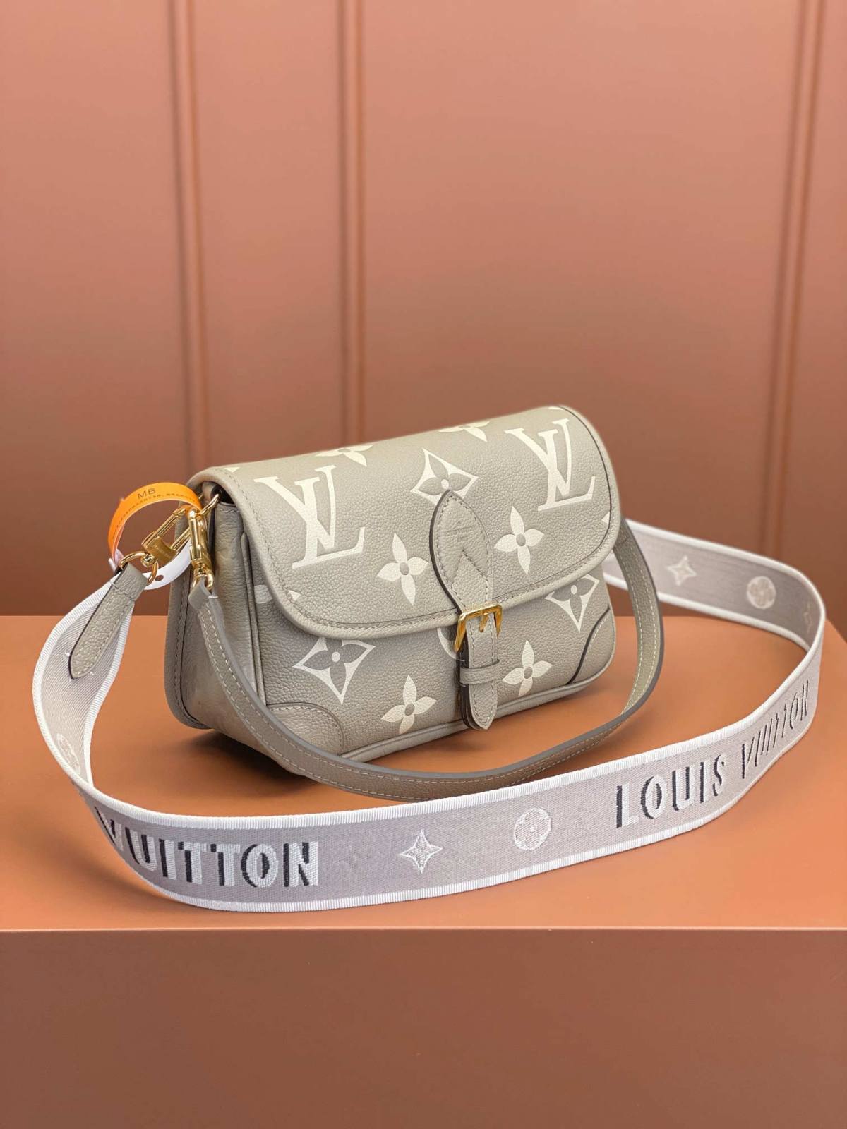 Ellebag’s Craftsmanship Story: 1:1 Replica of the M46583 Louis Vuitton Diane Handbag (2025 Feb Updated)-Լավագույն որակի կեղծ Louis Vuitton պայուսակների առցանց խանութ, Replica դիզայներական պայուսակ ru