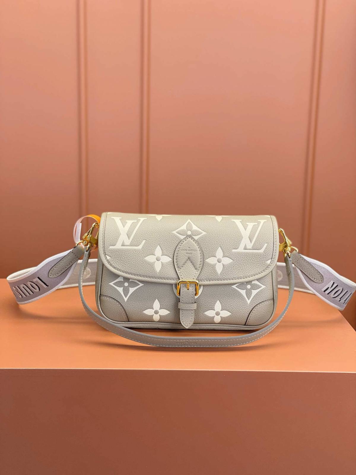 Ellebag’s Craftsmanship Story: 1:1 Replica of the M46583 Louis Vuitton Diane Handbag (2025 Feb Updated)-Լավագույն որակի կեղծ Louis Vuitton պայուսակների առցանց խանութ, Replica դիզայներական պայուսակ ru