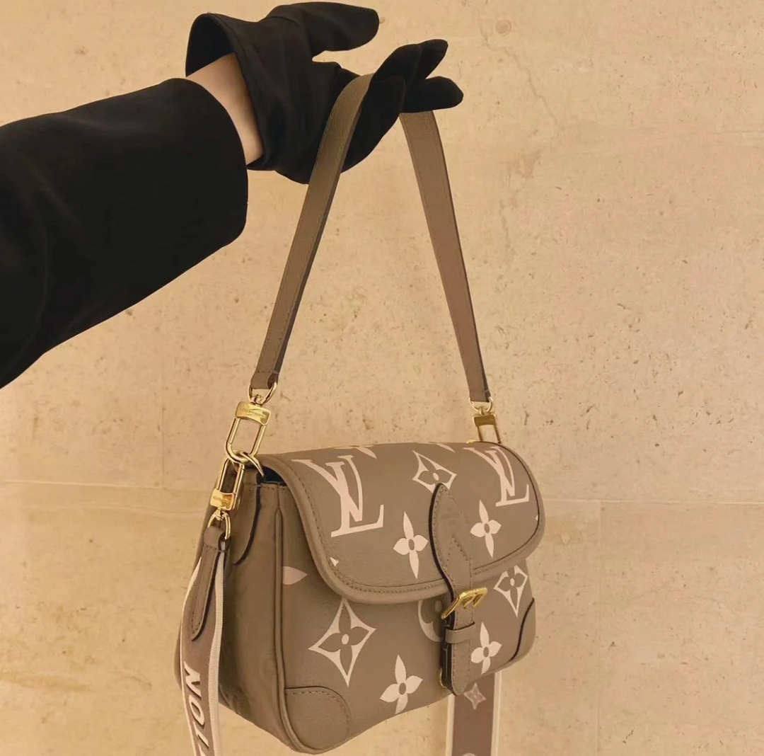 Ellebag’s Craftsmanship Story: 1:1 Replica of the M46583 Louis Vuitton Diane Handbag (2025 Feb Updated)-Լավագույն որակի կեղծ Louis Vuitton պայուսակների առցանց խանութ, Replica դիզայներական պայուսակ ru