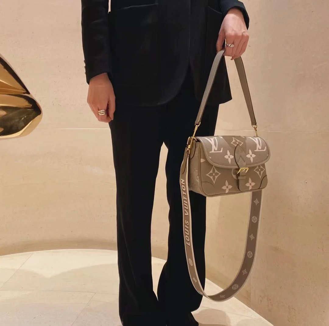 Ellebag’s Craftsmanship Story: 1:1 Replica of the M46583 Louis Vuitton Diane Handbag (2025 Feb Updated)-Լավագույն որակի կեղծ Louis Vuitton պայուսակների առցանց խանութ, Replica դիզայներական պայուսակ ru