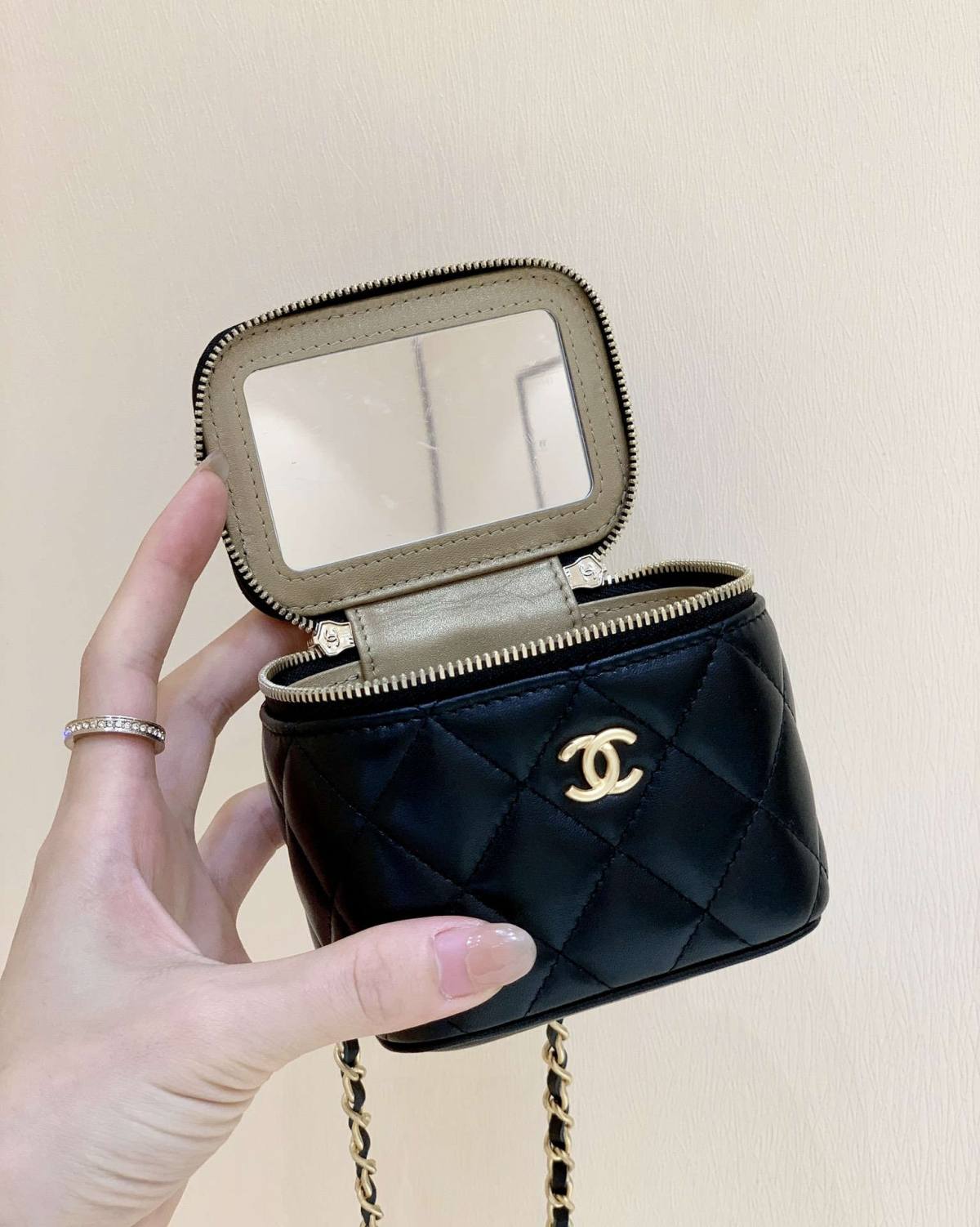 Ellebag’s Meticulous Recreation of the Chanel 22P AP1447: A Tale of Craftsmanship and Precision black and blue(2025 Feb Updated)-Best Quality Fake Louis Vuitton Bag Online Store, Replica designer bag ru