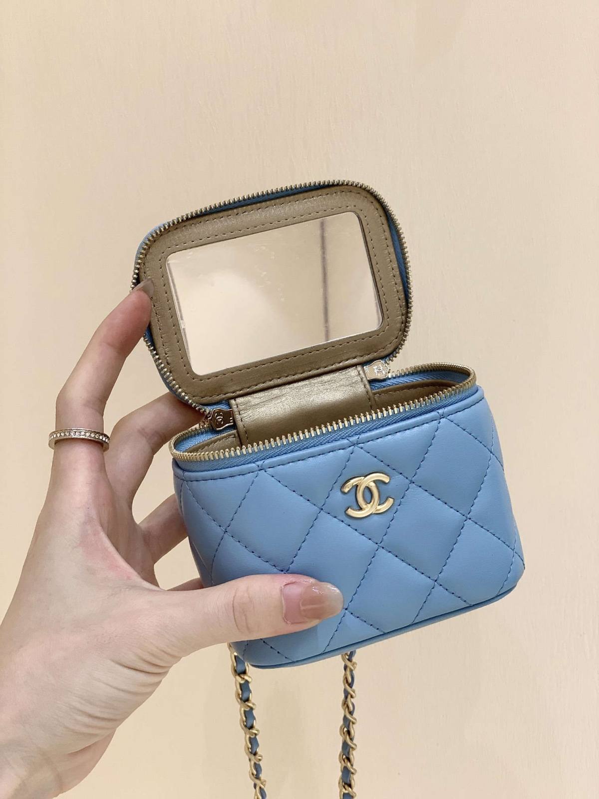 Ellebag’s Meticulous Recreation of the Chanel 22P AP1447: A Tale of Craftsmanship and Precision black and blue(2025 Feb Updated)-Best Quality Fake Louis Vuitton Bag Online Store, Replica designer bag ru