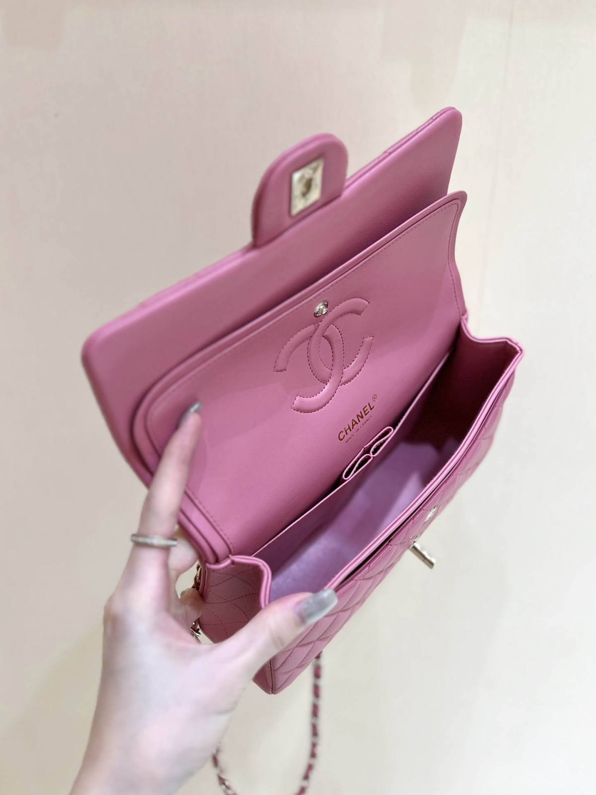 Ellebag’s Top-Grade Replica of the Chanel Classic Flap Medium Bag: A 25.5cm Deep Pink Lambskin with Champagne Gold Hardware(2025 Feb Updated)-Best Quality Fake Louis Vuitton Bag Online Store, Replica designer bag ru