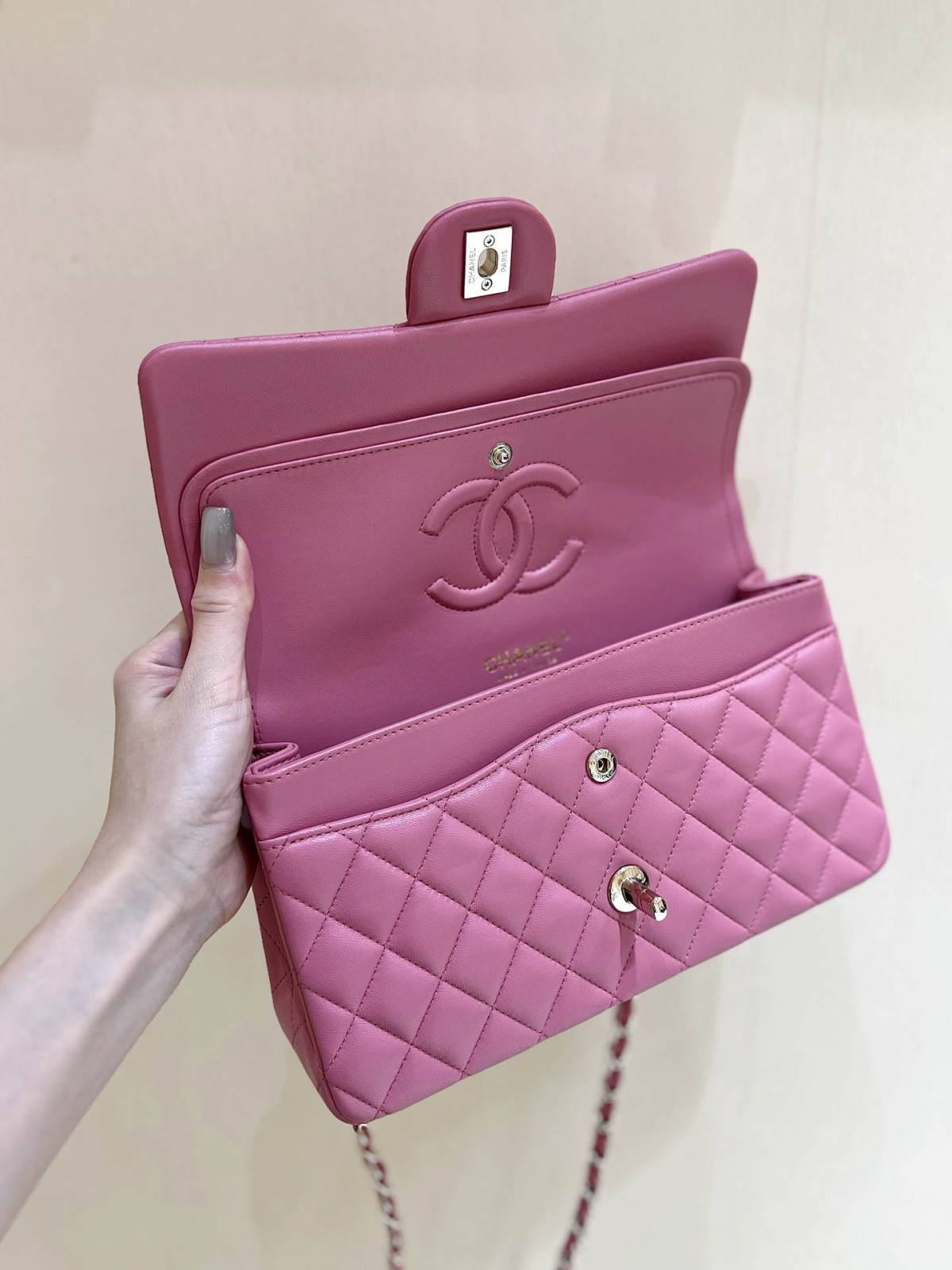 Ellebag’s Top-Grade Replica of the Chanel Classic Flap Medium Bag: A 25.5cm Deep Pink Lambskin with Champagne Gold Hardware(2025 Feb Updated)-Best Quality Fake Louis Vuitton Bag Online Store, Replica designer bag ru