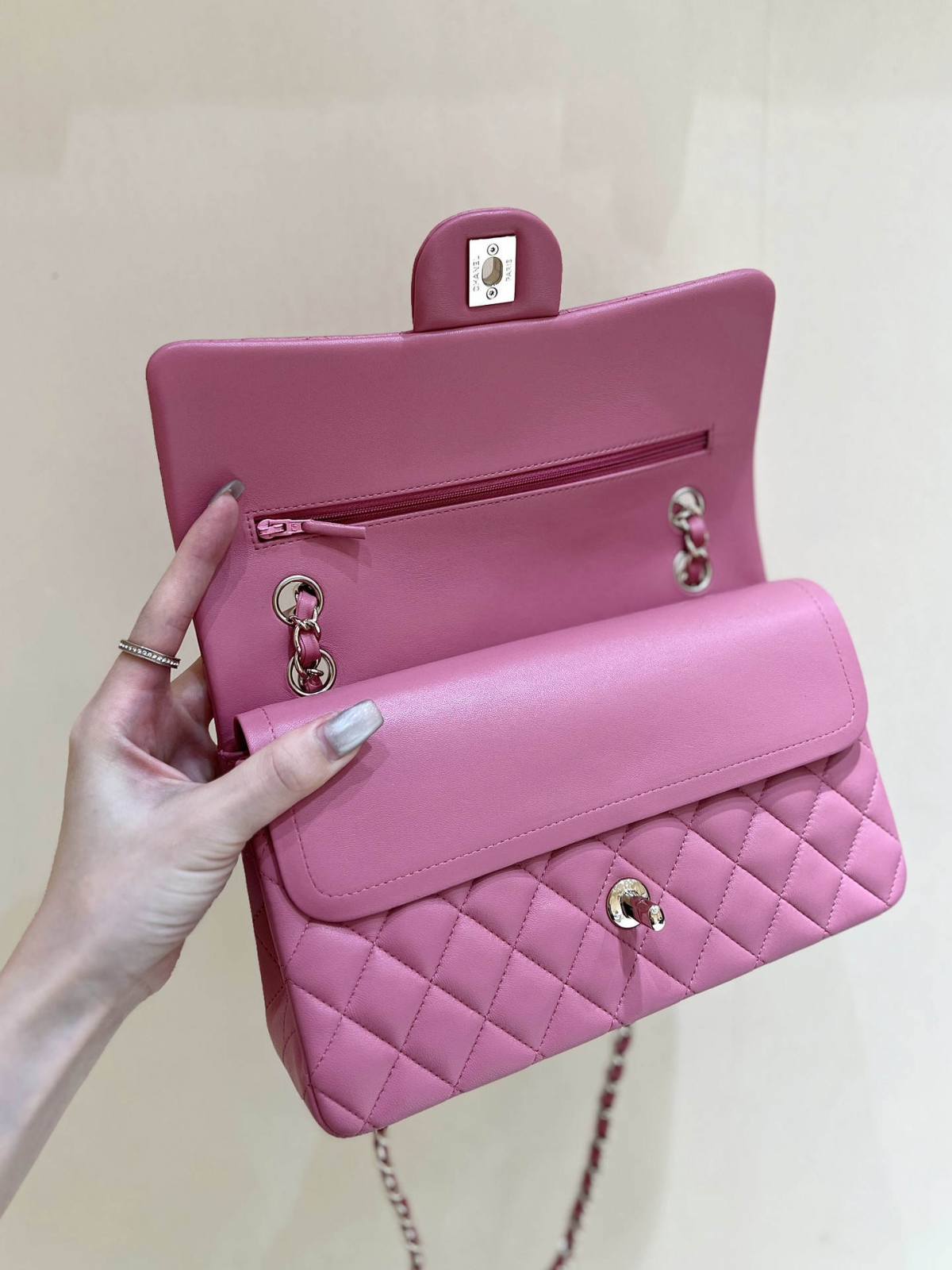 Ellebag’s Top-Grade Replica of the Chanel Classic Flap Medium Bag: A 25.5cm Deep Pink Lambskin with Champagne Gold Hardware(2025 Feb Updated)-Best Quality Fake Louis Vuitton Bag Online Store, Replica designer bag ru