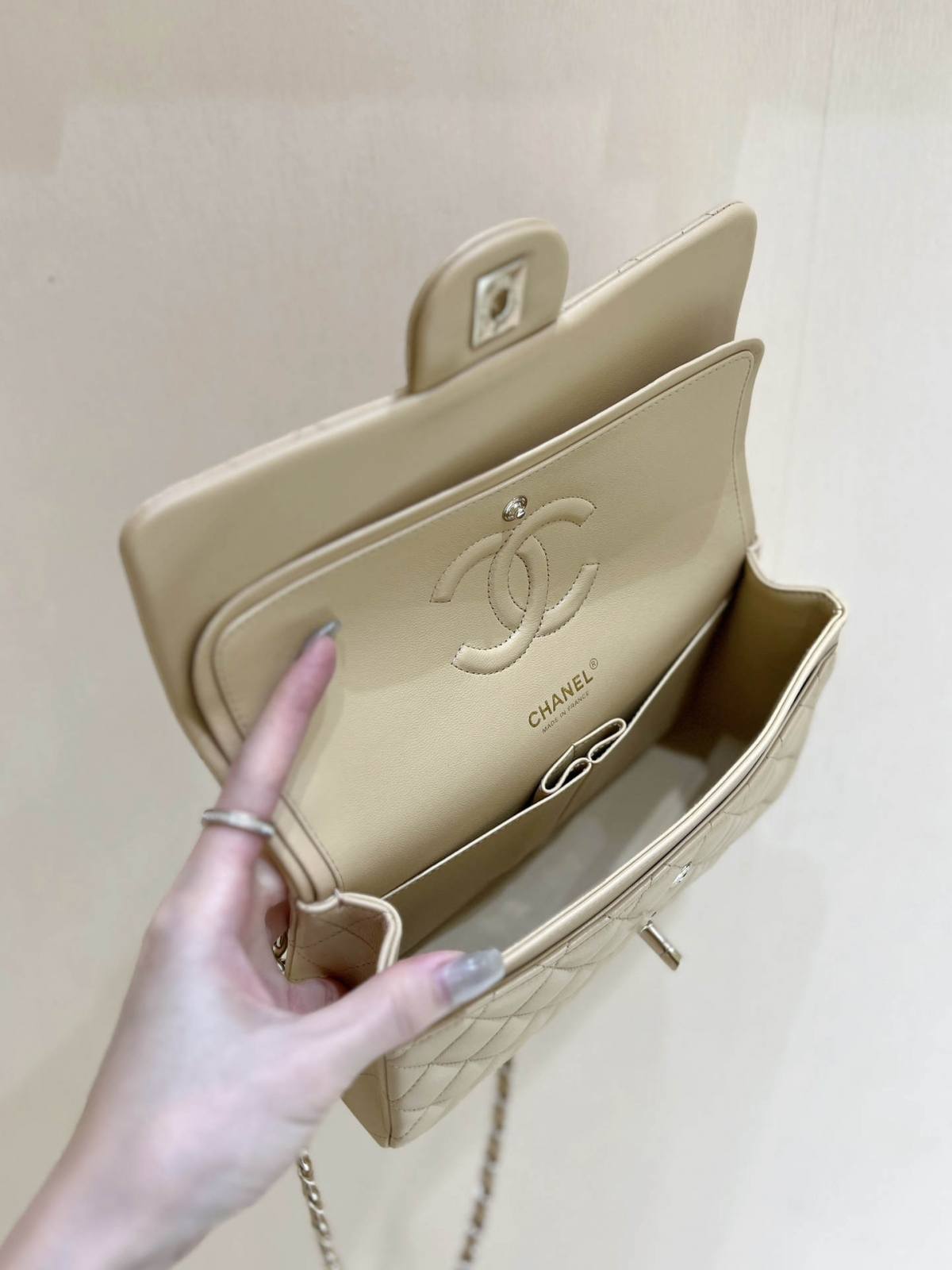 Ellebag’s Top-Grade Replica of the Chanel Classic Flap Medium Bag: A 25.5cm Light Beige Lambskin with Champagne Gold Hardware(2025 Feb Updated)-Best Quality Fake Louis Vuitton Bag Online Store, Replica designer bag ru