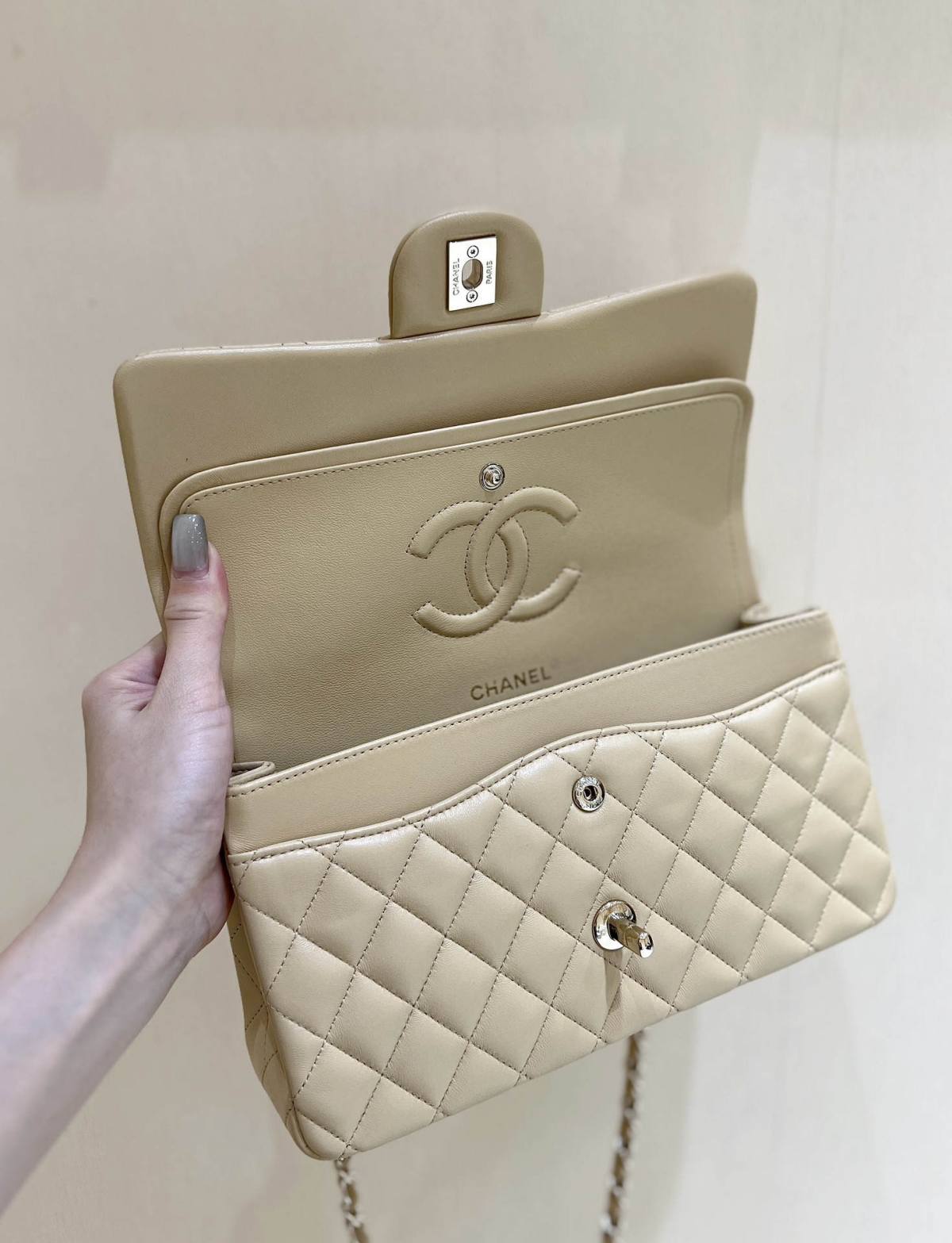 Ellebag’s Top-Grade Replica of the Chanel Classic Flap Medium Bag: A 25.5cm Light Beige Lambskin with Champagne Gold Hardware(2025 Feb Updated)-Best Quality Fake Louis Vuitton Bag Online Store, Replica designer bag ru