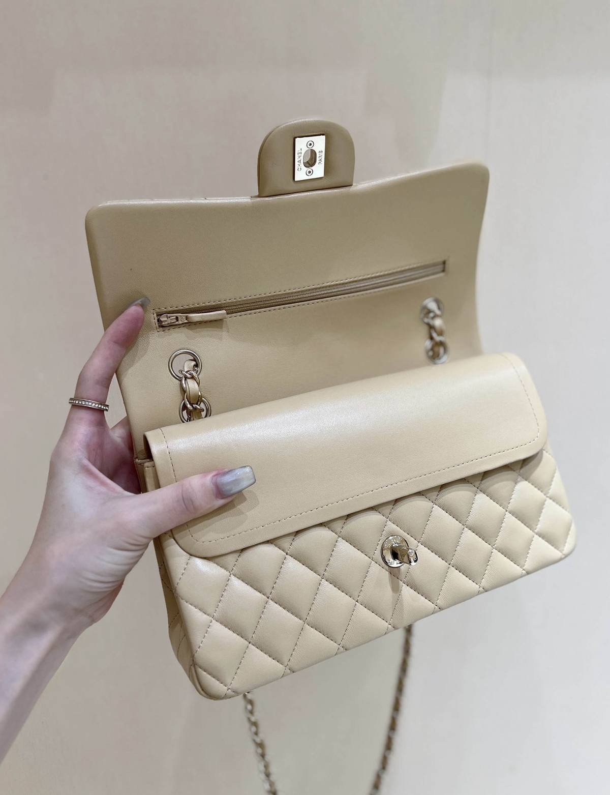 Ellebag’s Top-Grade Replica of the Chanel Classic Flap Medium Bag: A 25.5cm Light Beige Lambskin with Champagne Gold Hardware(2025 Feb Updated)-Best Quality Fake Louis Vuitton Bag Online Store, Replica designer bag ru