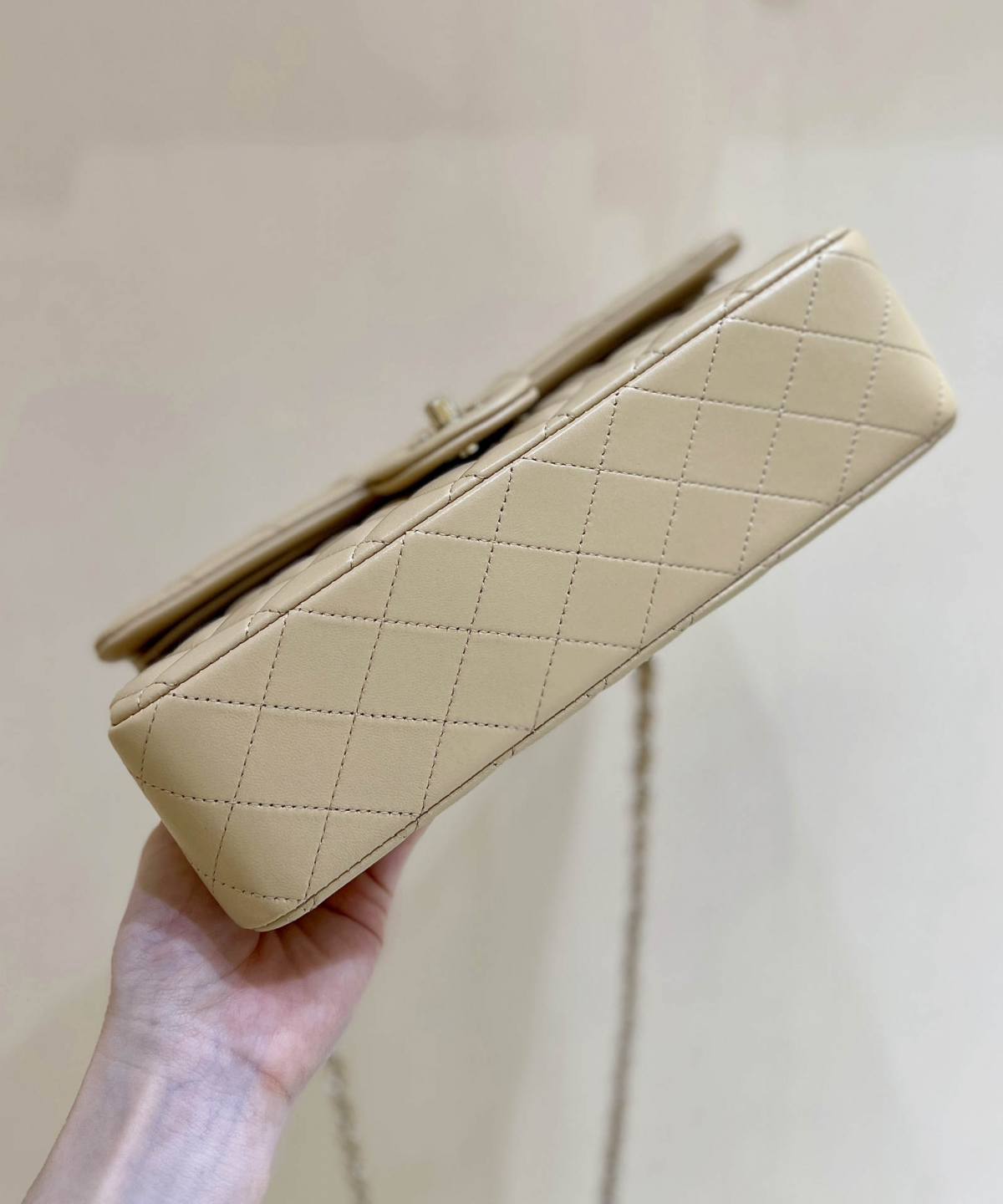 Ellebag’s Top-Grade Replica of the Chanel Classic Flap Medium Bag: A 25.5cm Light Beige Lambskin with Champagne Gold Hardware(2025 Feb Updated)-Best Quality Fake Louis Vuitton Bag Online Store, Replica designer bag ru