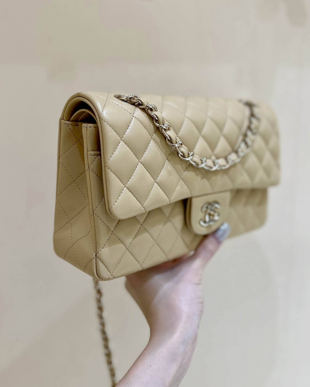 Ellebag’s Top-Grade Replica of the Chanel Classic Flap Medium Bag: A 25.5cm Light Beige Lambskin with Champagne Gold Hardware(2025 Feb Updated)-Best Quality Fake Louis Vuitton Bag Online Store, Replica designer bag ru