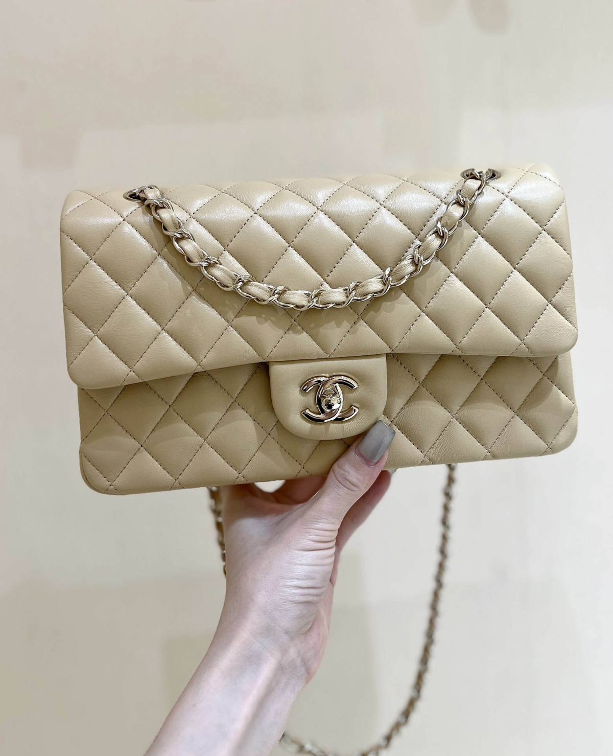 Ellebag’s Top-Grade Replica of the Chanel Classic Flap Medium Bag: A 25.5cm Light Beige Lambskin with Champagne Gold Hardware(2025 Feb Updated)-Best Quality Fake Louis Vuitton Bag Online Store, Replica designer bag ru